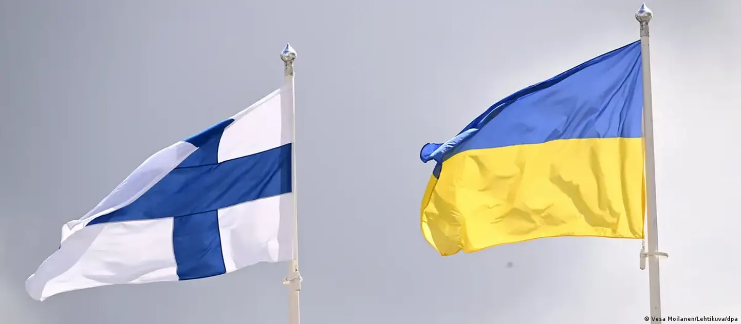 Флаги Финляндии и Украины. Снимок иллюстративный.