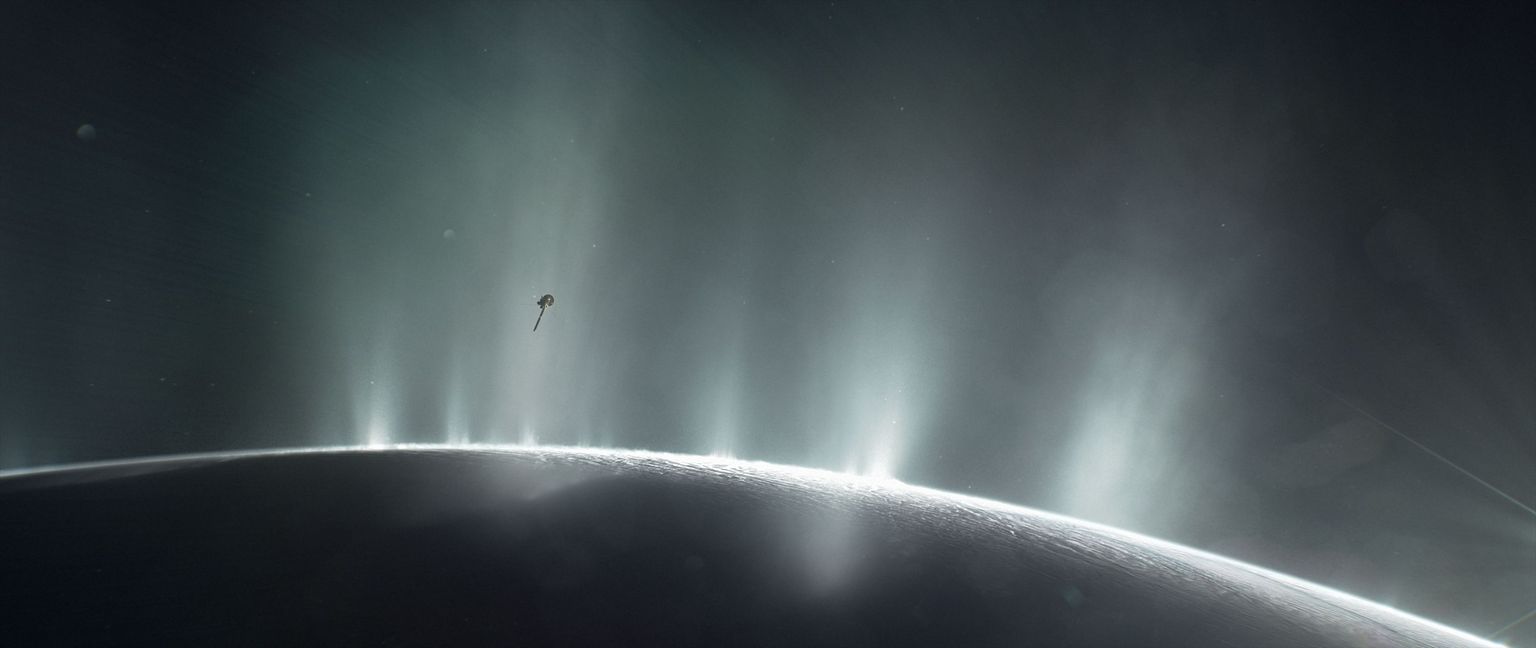 Kunstniku kujutis Cassinist Saturni kuu Enceladuse pinna kohal.
