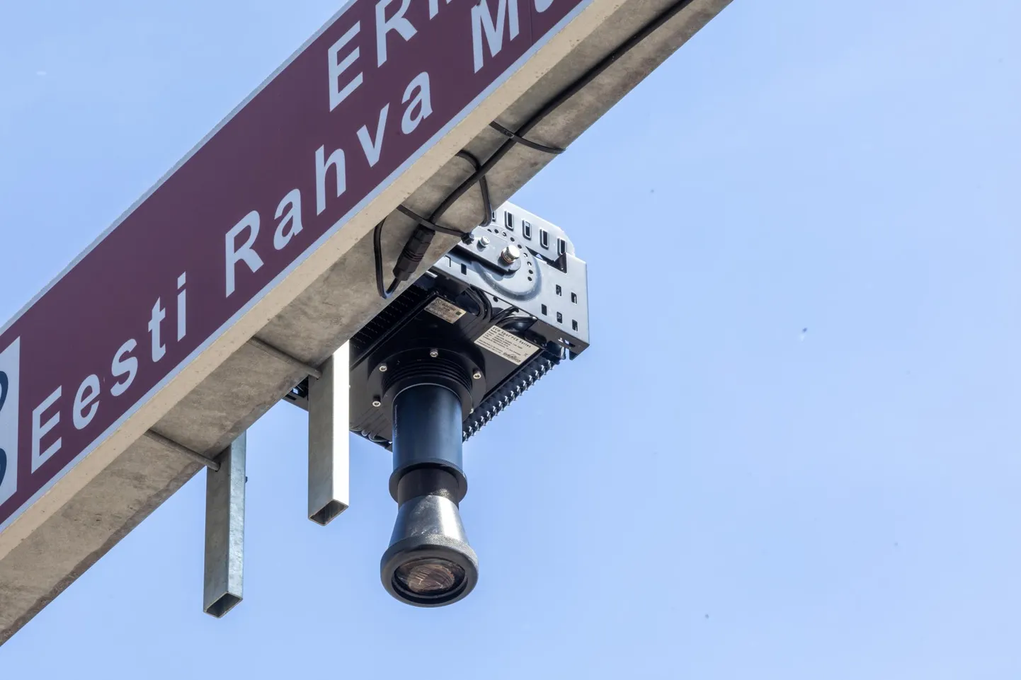Puiestee ja Roosi tänava ristmikule pandi esimene projektsioonliiklusmärk, mis kuvab pimedas rattarajale märgistuse.