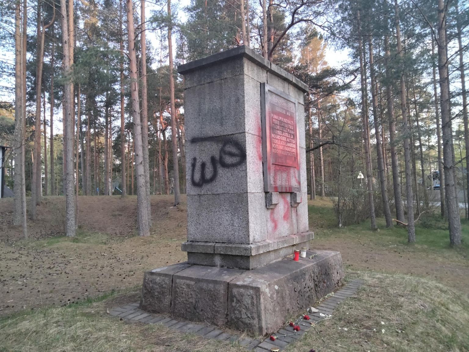 Monument sattus vandaalide meelevalda 9. mai paiku.