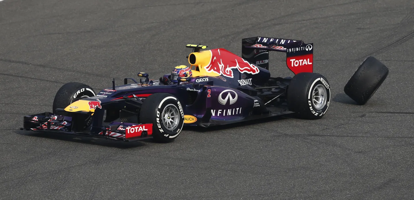 Mark Webberi autol tuli 16. ringil tagumine rehv ära.