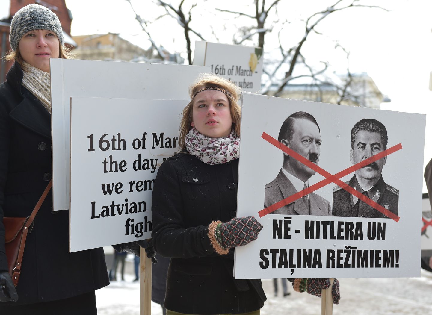Mullusel veteranide päeval Riias peetud meeleavaldus, kus mõisteti hukka nii Hitleri kui Stalini režiimid.