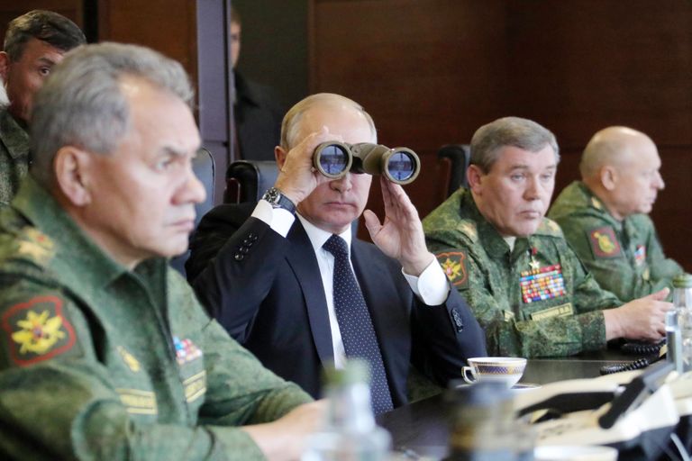 Vene president Vladimir Putin Vene kaitseministri Sergei Šoigu ja relvajõudude kindralstaabi ülema Valery Gerasimoviga Zapadit jälgimas.