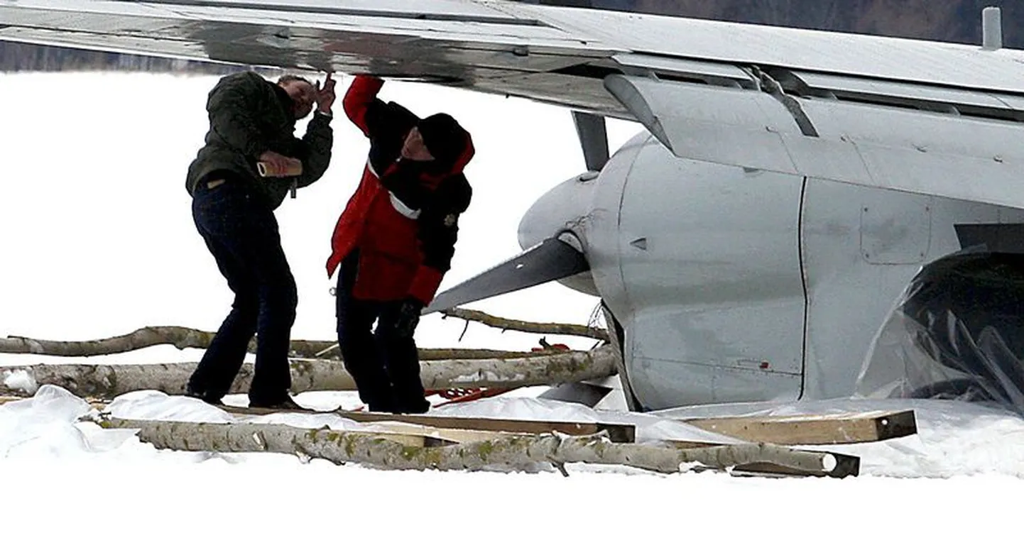 Самолет, совершивший аварийную посадку на лед озера Юлемисте.