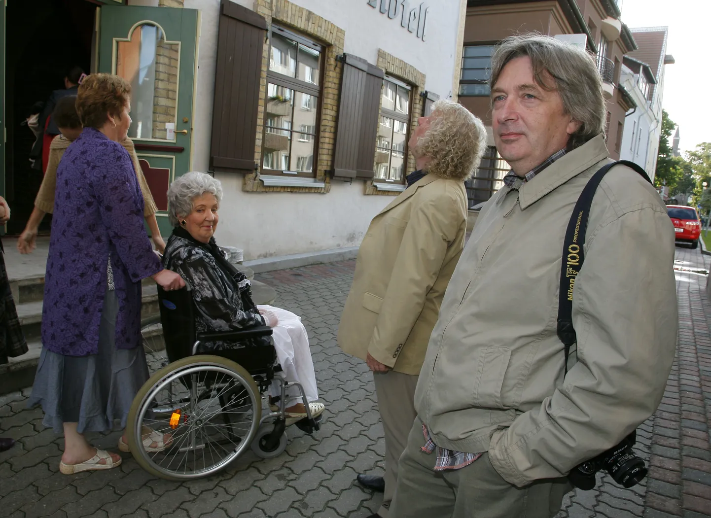 Mihkel Ulman (paremal), taustal "Kättemaksukontori" võtted, kus on osalemas ka Ines Aru ja Jüri Vlassov