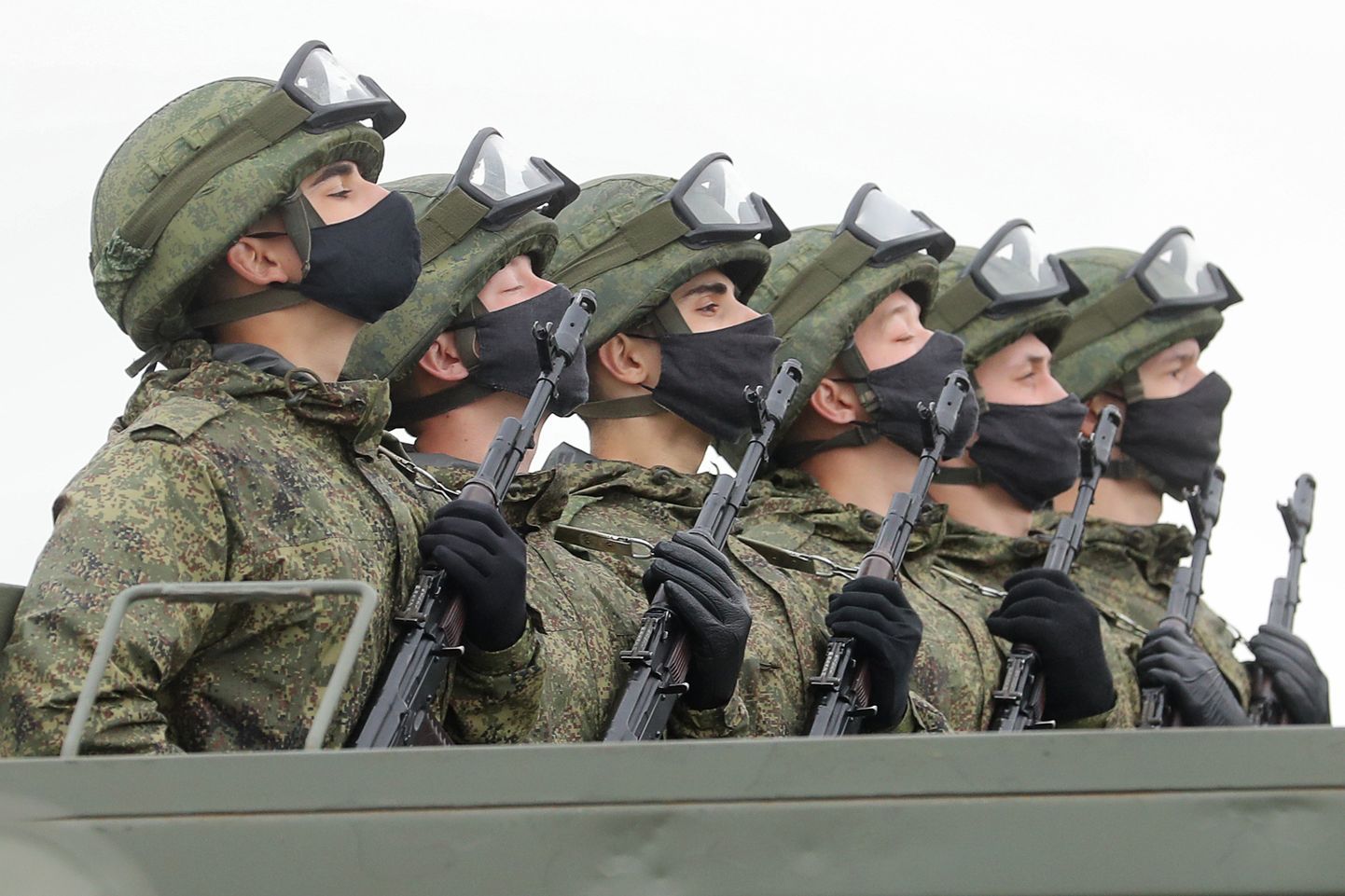 Vene sõjaväelased Peterburis võiduparaadi proovis.