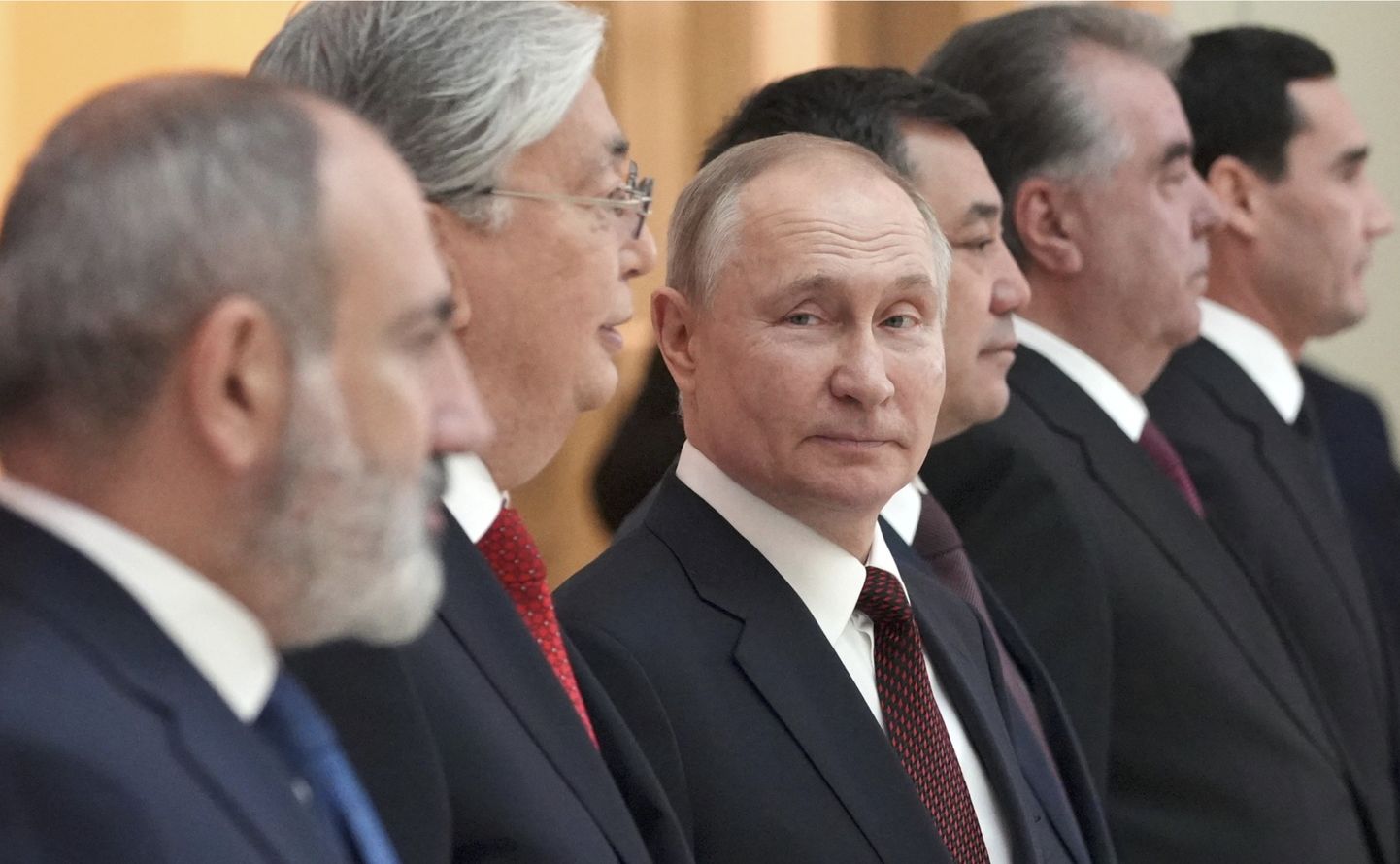 Путин принимает участие в неформальном саммите Содружества Независимых Государств (СНГ) в Санкт-Петербурге, Россия, 26 декабря 2022 года. Слева от президента РФ - президент Казахстана Токаев.