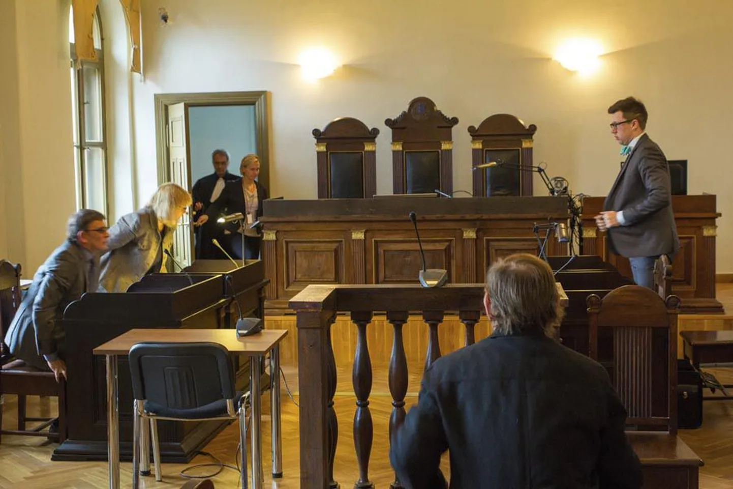 Eile kell 8.05 sisenes kohtunik Aivar Hint kohtusaali, et alustada suurt tähelepanu pälvinud tapmisprotsessi eelistungit. Kohtusaalis oli lisaks ajakirjanikele prokurör Kaire Hänilene (vasakul), tapetud õpetaja esindaja Margo Normann (tema kõrval), kaitsja Mihkel Gaver (paremal) ja kahtlusaluse isa Vahur Ruut (seljaga). Veerand tundi hiljem kuulutati protsess kinniseks.