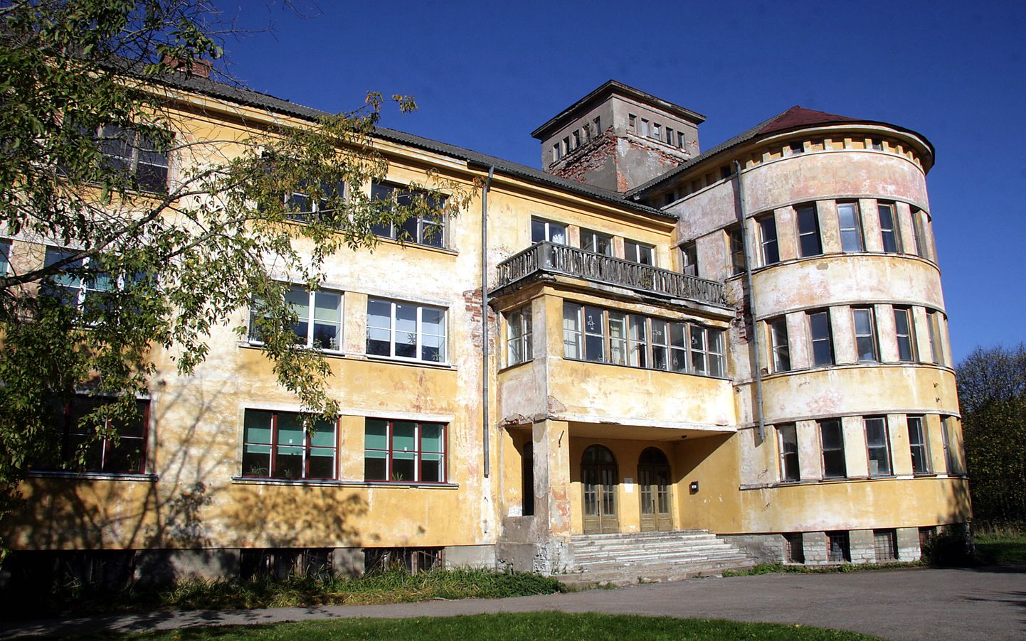 Городские власти Кохтла-Ярве ломают голову над тем, какое применение найти совершенно опустевшему школьному зданию в старом городе.