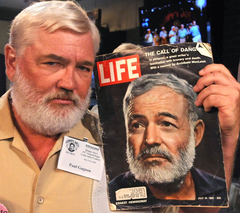 2009. aastal teisikute võistlusest osa võtnud Paul Gagnon, kes näitab Ernest Hemingway ajakirja «Life» esikaant.