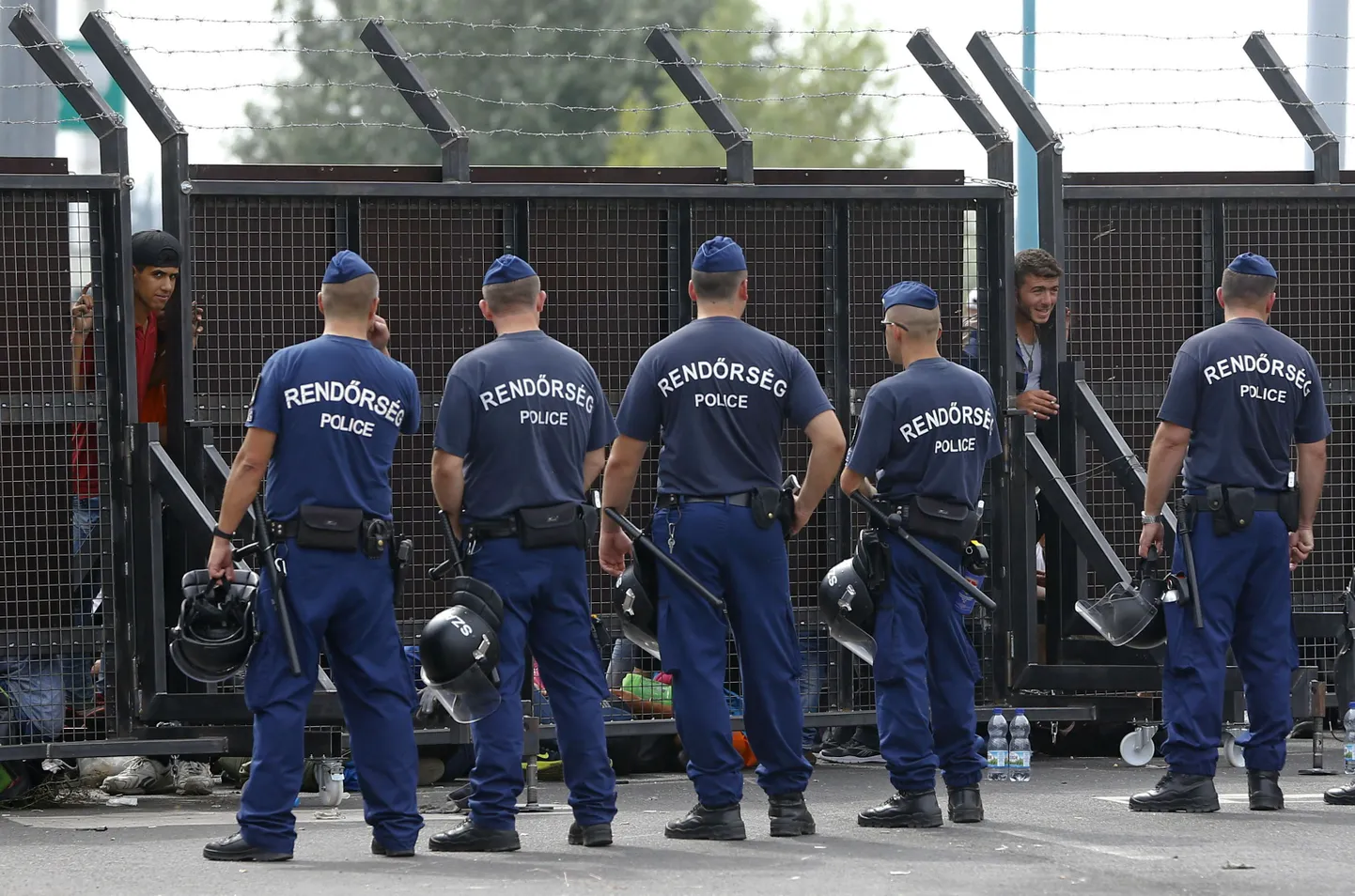 Ungari politseinikud Röszke keskuse juures.