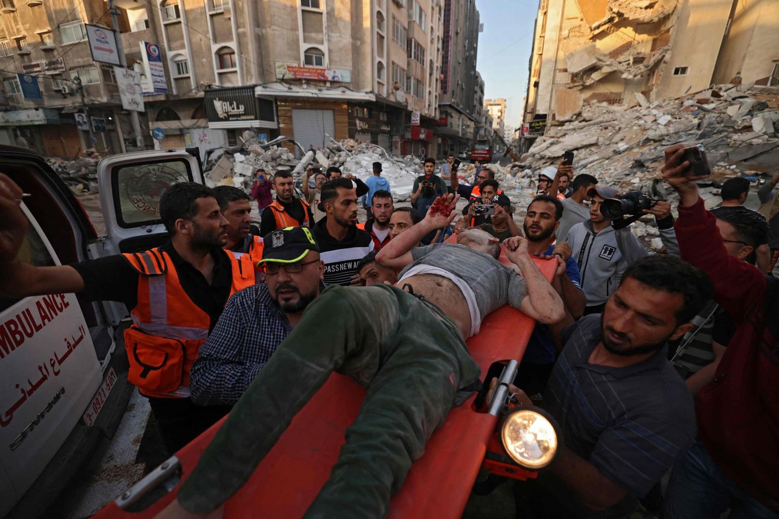 Palestiinlased kandmas eile Gazas Iisraeli õhurünnakus purunenud hoone rusudest välja vigastatud meest.