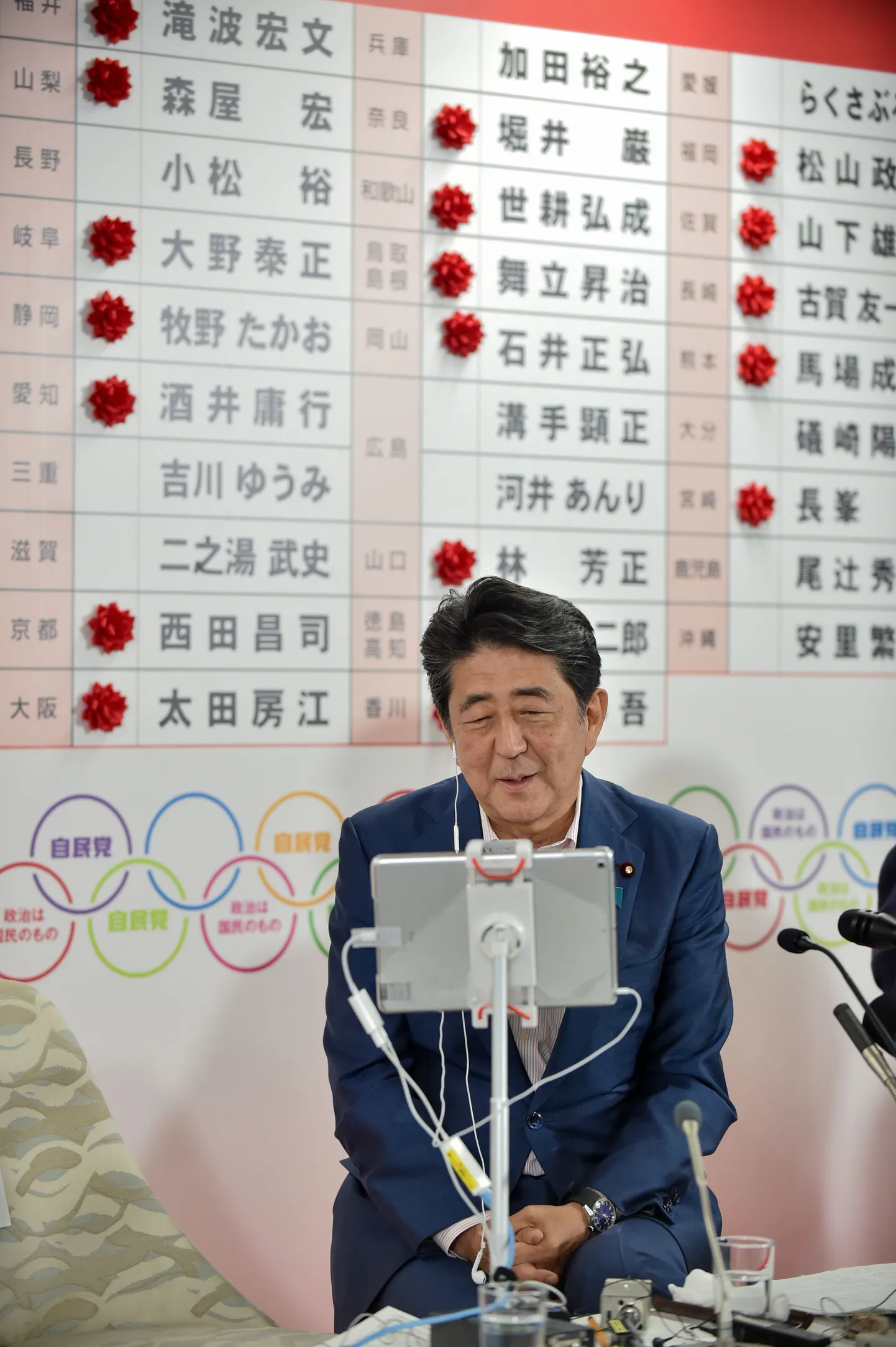 Jaapani peaminister Shinzo Abe pühapäeval Tokyos oma Liberaaldemokraatliku Partei (LDP) peakorteris pärast valimisvõitu parlamendi ülemkoja valimistel meedia küsimustele vastamas.