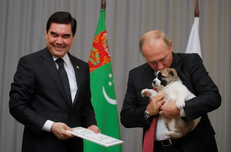 Türkmenistani president ja Putin Vernõid musitamas.