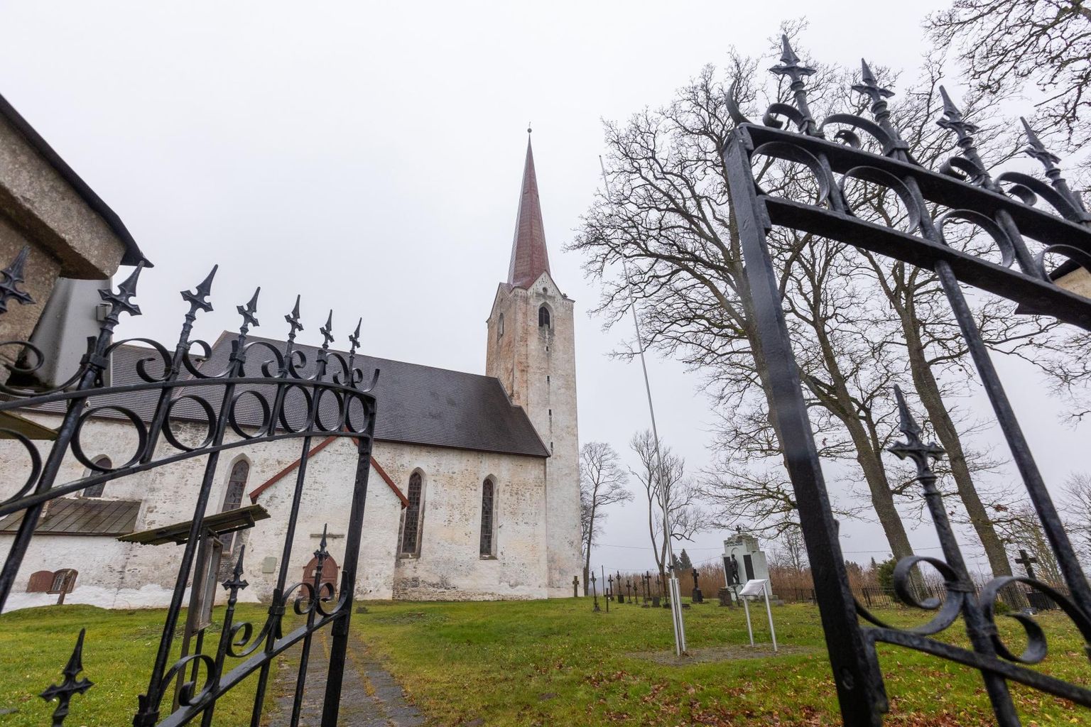 Järva-Peetri kirikus ootavad järge tornikiivri ankurdustööd, mille maksumuseks on hinnatud 17 550 eurot.