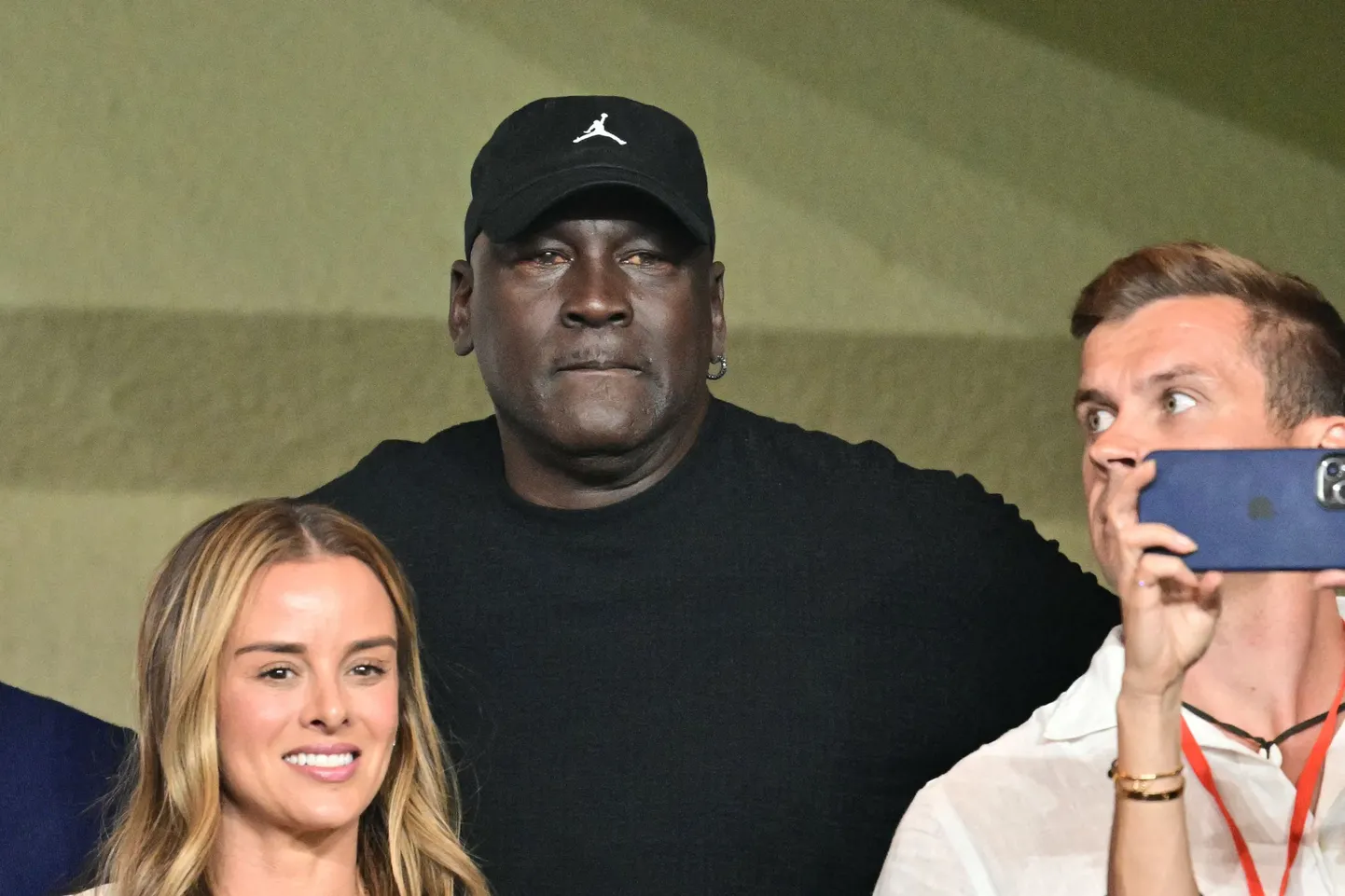 Michael Jordan (keskel).