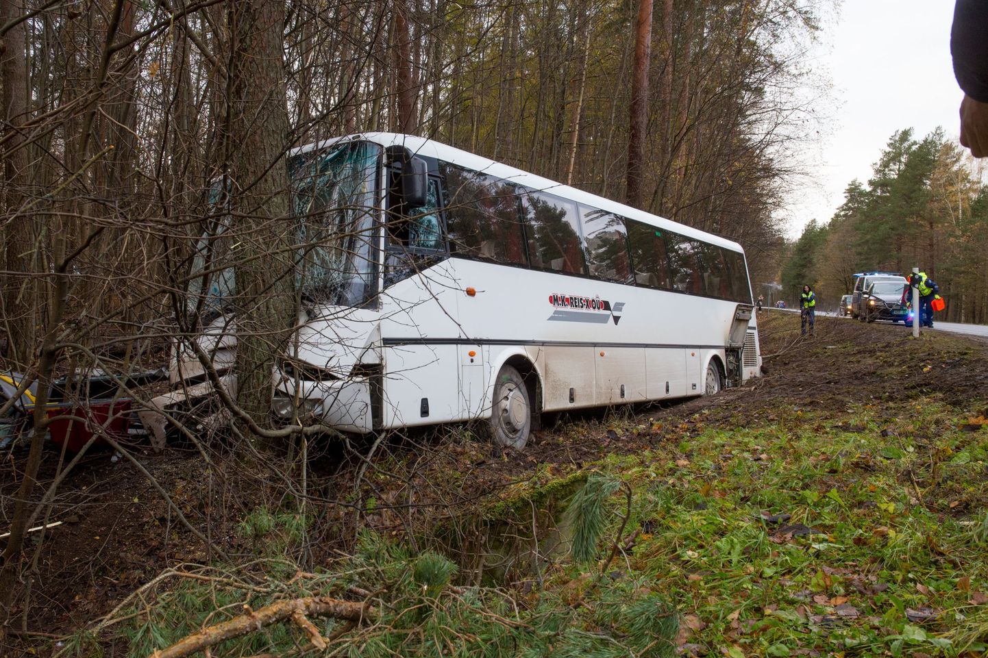 Авария произошла в субботу утром на 142 километре шоссе Таллинн-Пярну-Икла. 61-летний водитель погиб на месте происшествия.