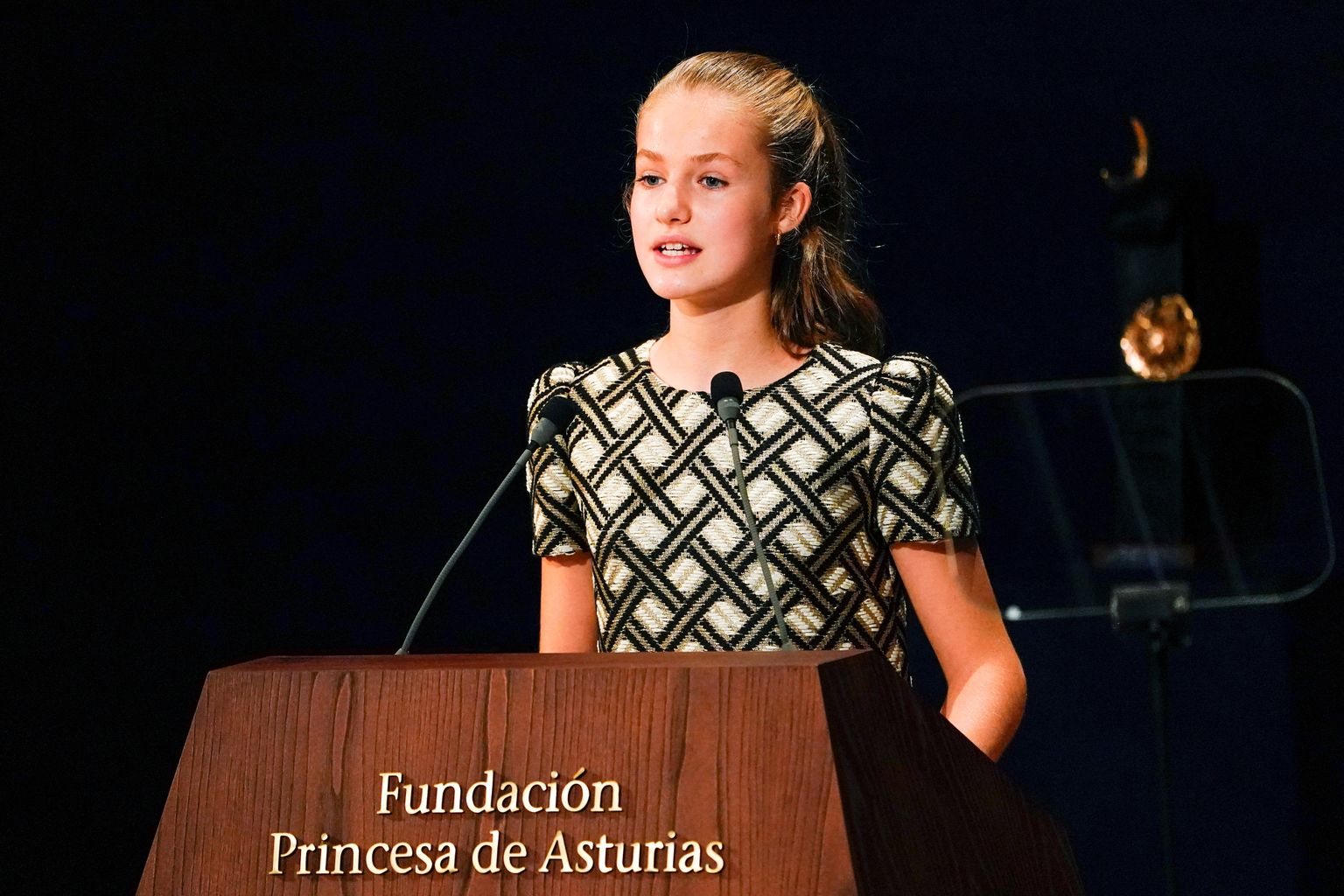 Hispaania kroonprintsess Leonor pidamas 22. oktoobril 2021 kõnet Oviedos Campoamori teatris, kus andis üle Asturia printsessi fondi auhinnad