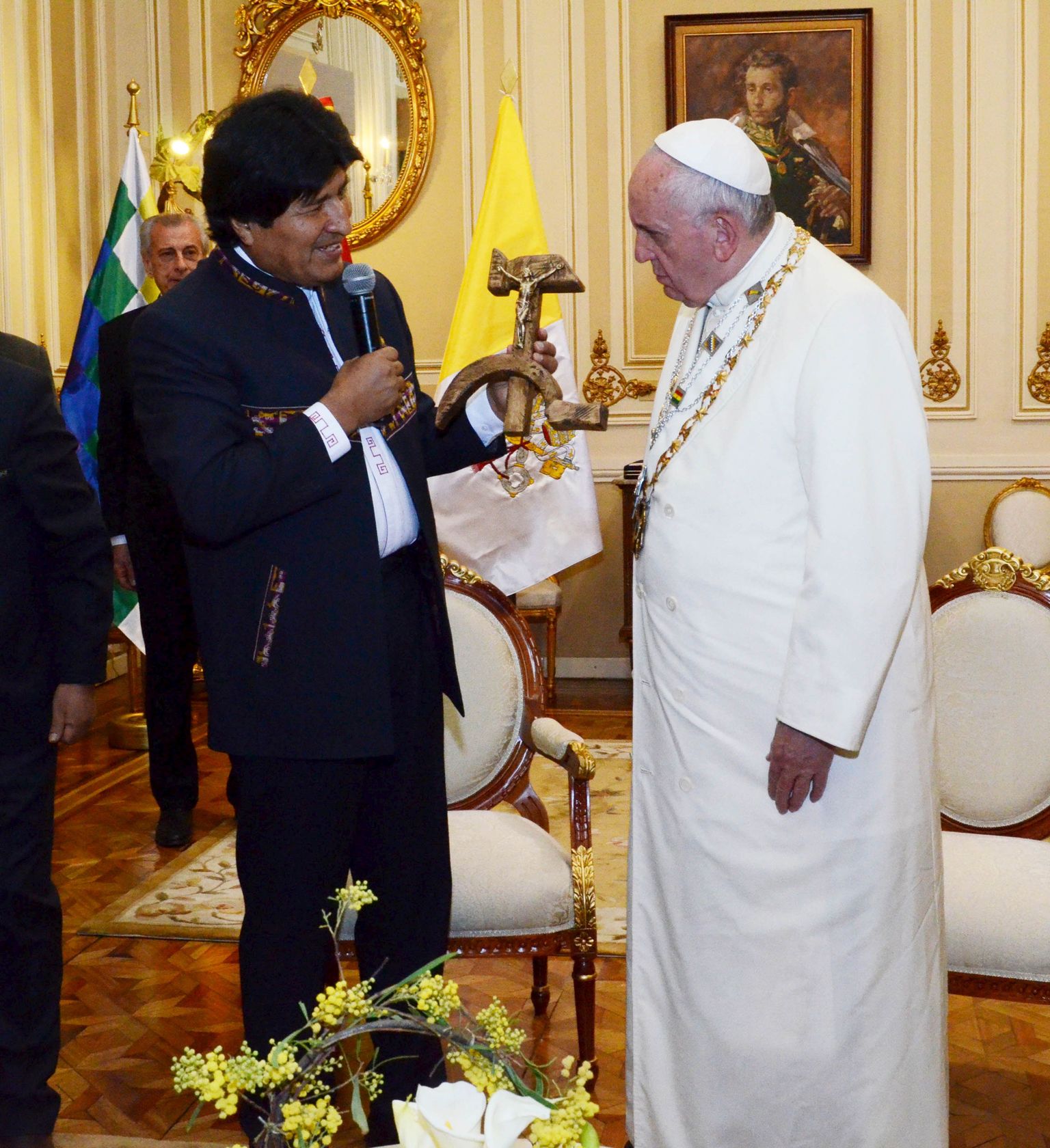 Evo Morales paavstile veidrat kinki andmas.