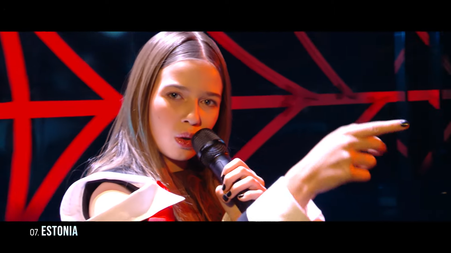 Arhanna esinemas Noorte Eurovisioonil.