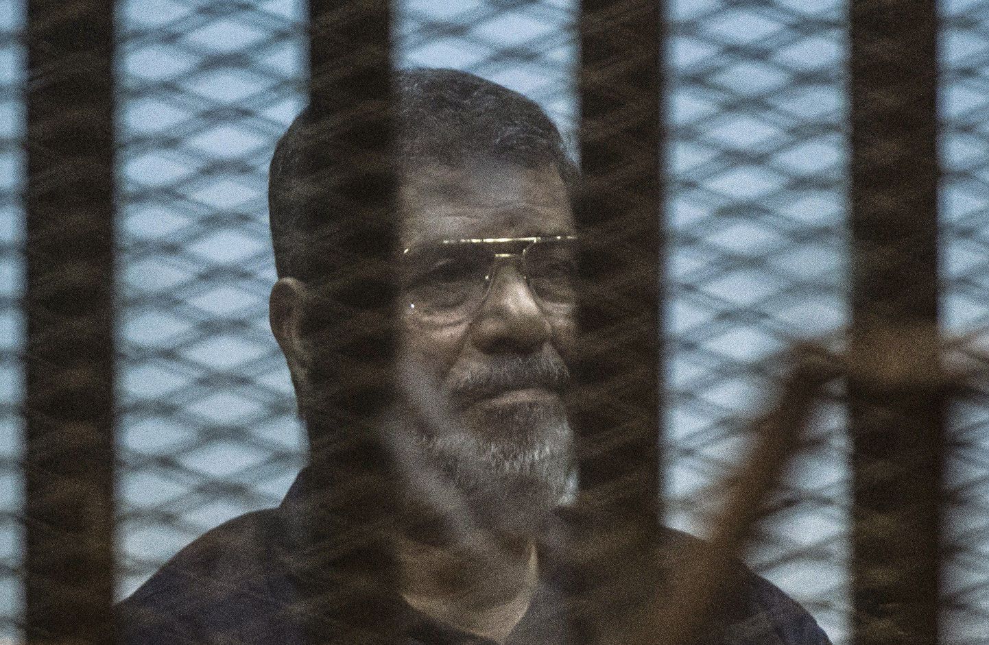 Mohamed Morsi kohtusaalis.