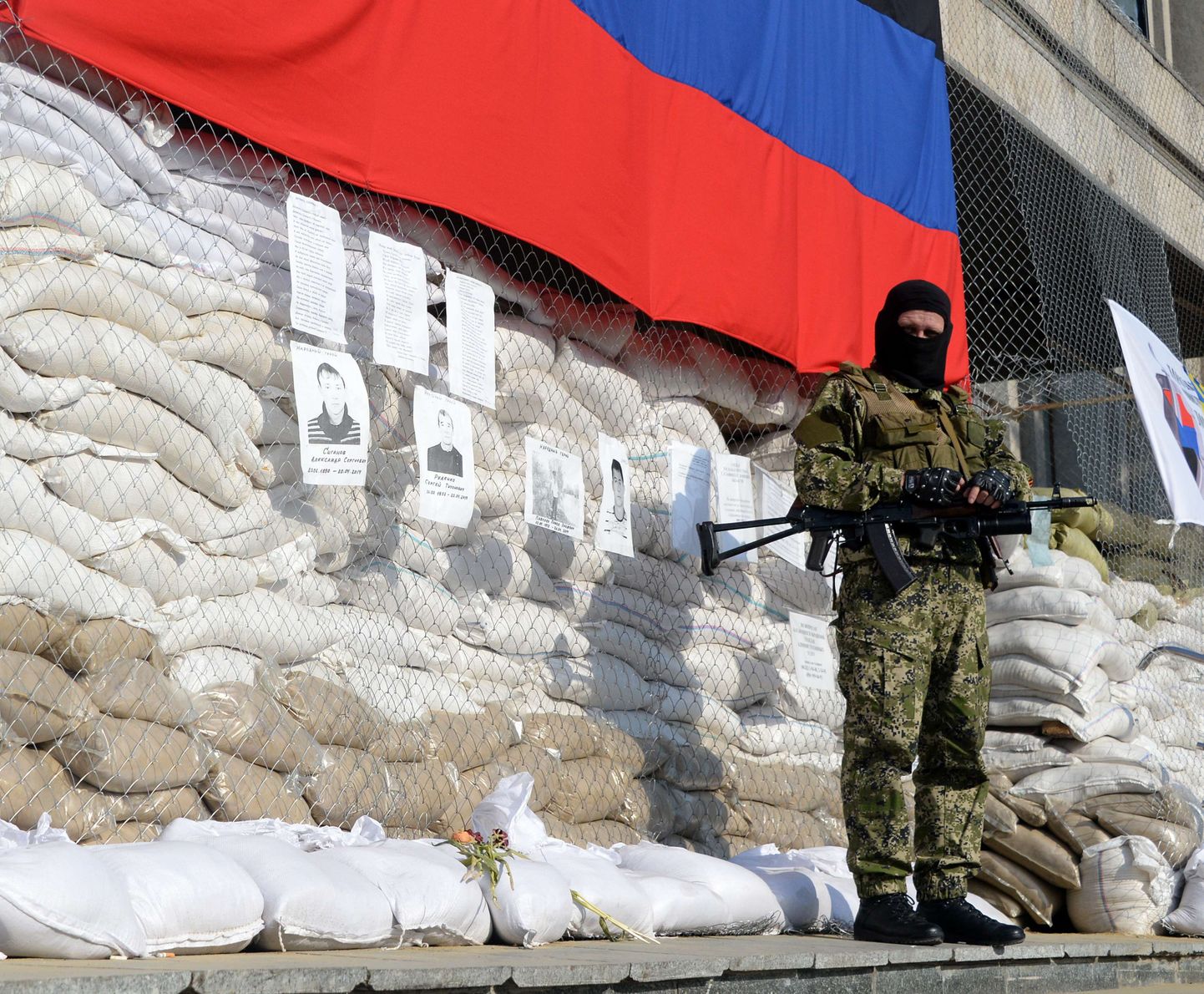 Relvastatud mees Slovjanskis separatistide käes oleva oblastivalitsuse hoone ees.