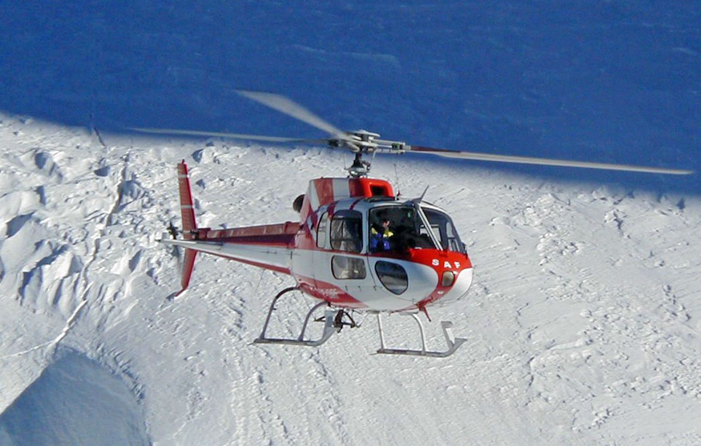 Sarnane helikopter kukkus Antarktikas alla, põhjustades nelja prantslase surma.