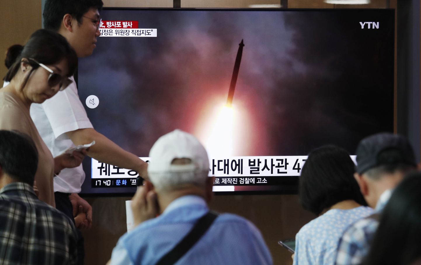 Ziemeļkoreja trešdien veica ballistiskās raķetes izmēģinājumu, izšaujot to jūrā.