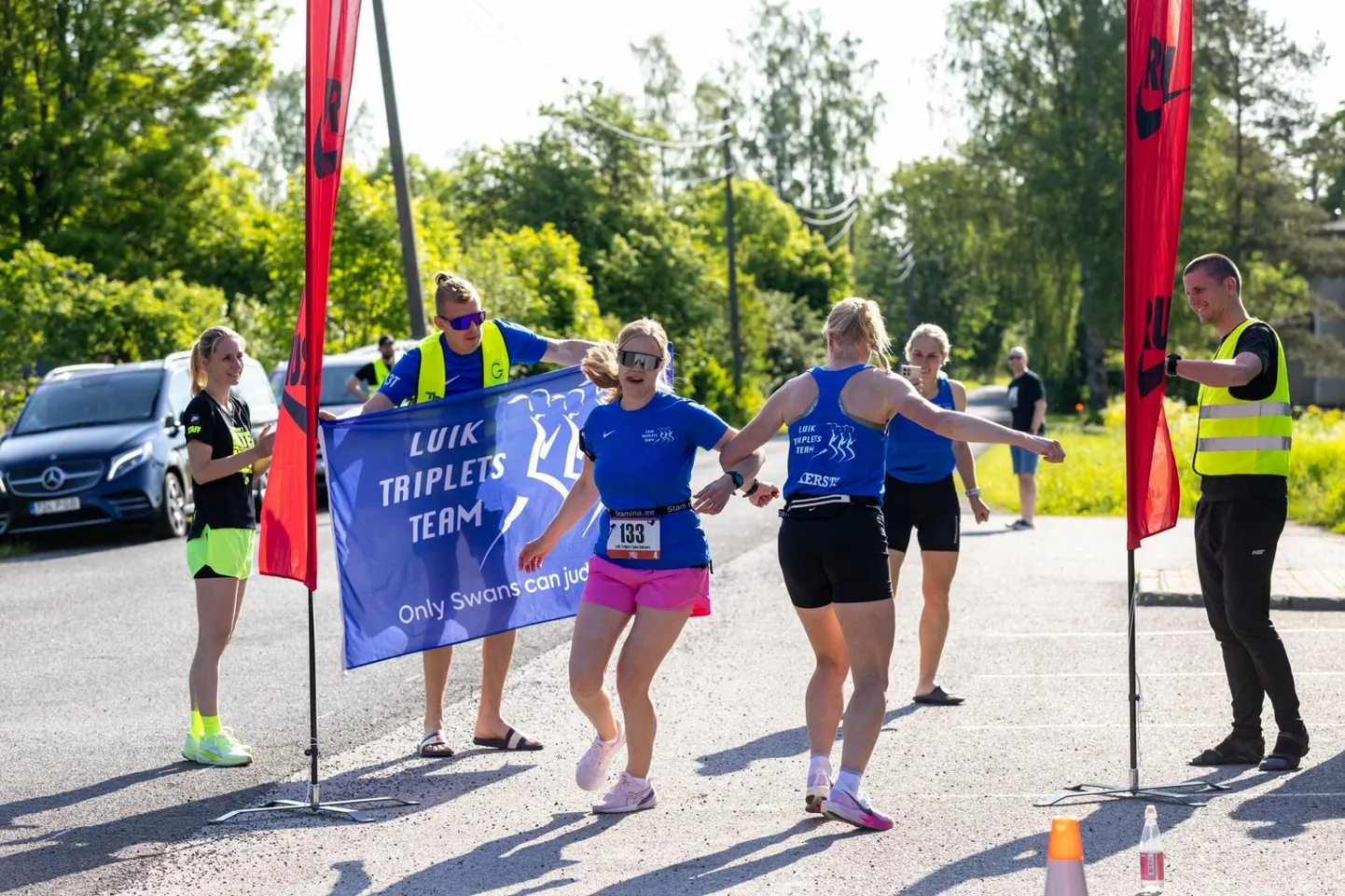 Luik Triplets Team Rakvere jooksjad näitasid teatejooksul "Tipust Topini" väga head minekut. Teate üleandmine ei pea olema igav pats, pool Rakvere tiimist tähistas seda väikese tantsuga.
