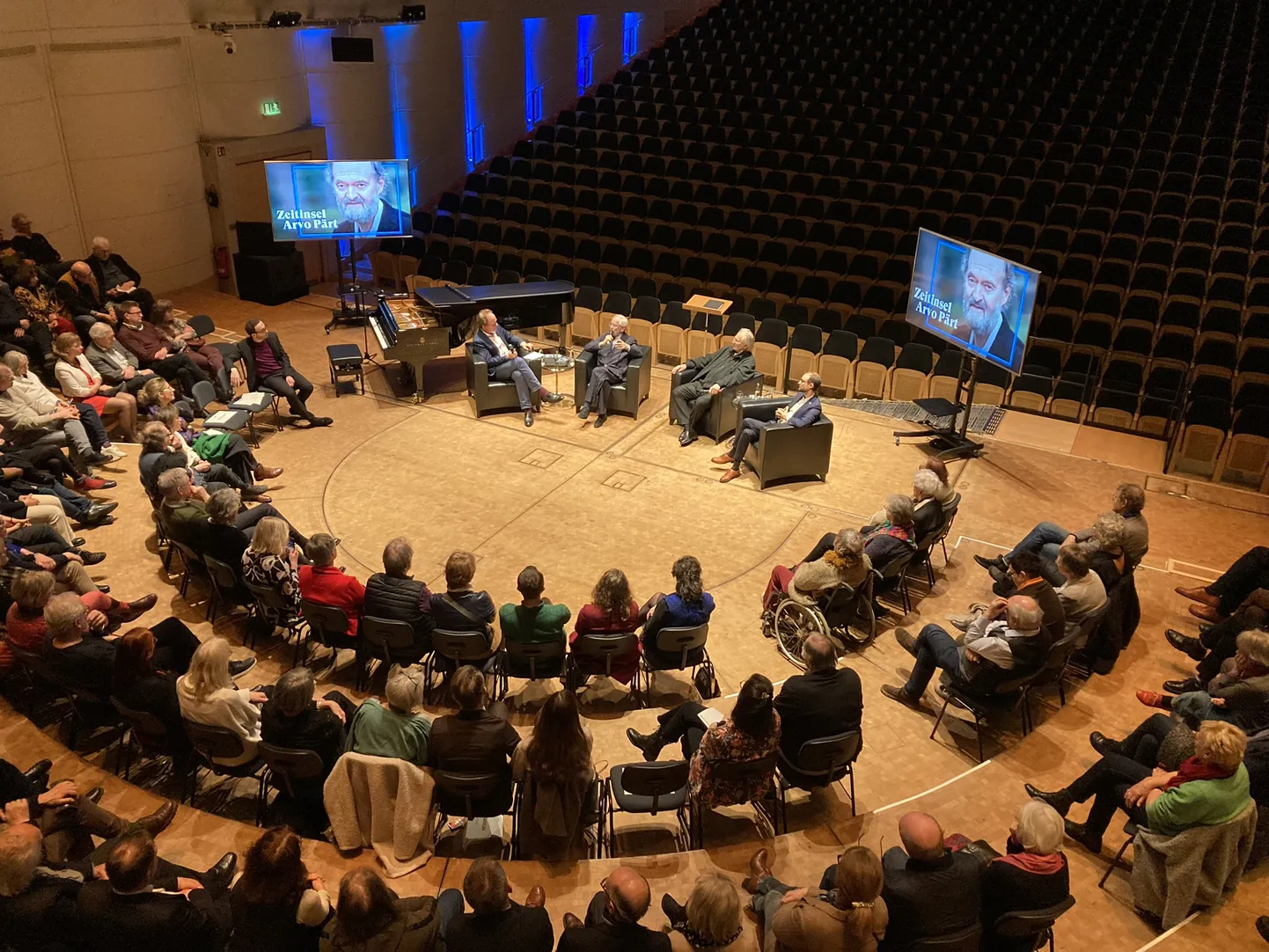 Arvo Pärdi veslusring Dortmundi muusikafestivalil. Esinejad: Tõnu Kaljuste, Gidon Kremer, Michael Pärt ja moderaator, festivali kunstiline juht Raphael von Hoensbroech.