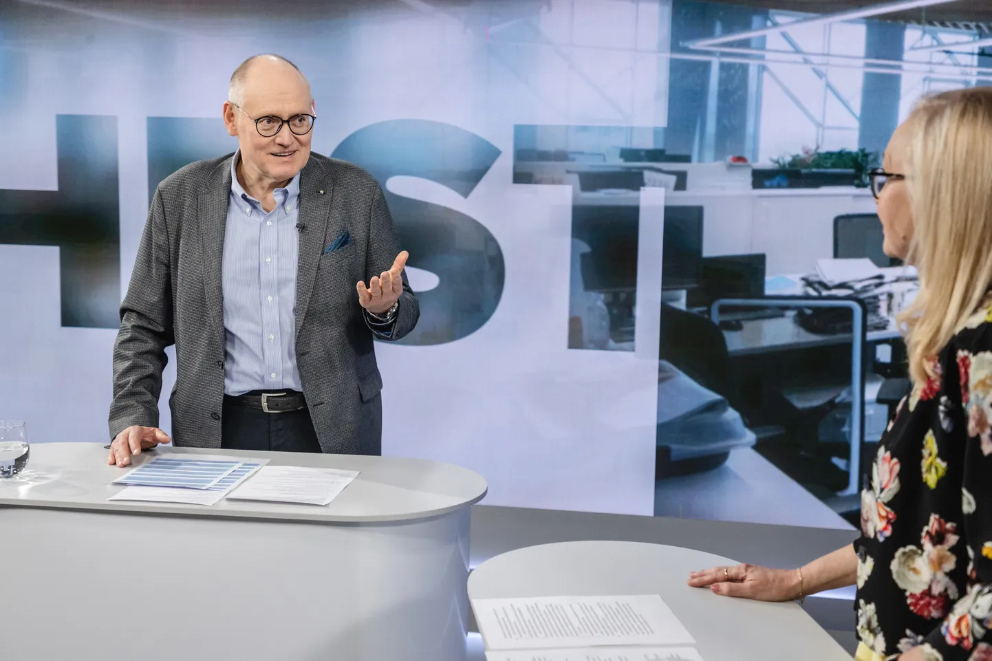 17.05.2022, Таллинн. Передача «Otse Postimehest». В студии Райво Варе, ведущая Улла Лянтс.
