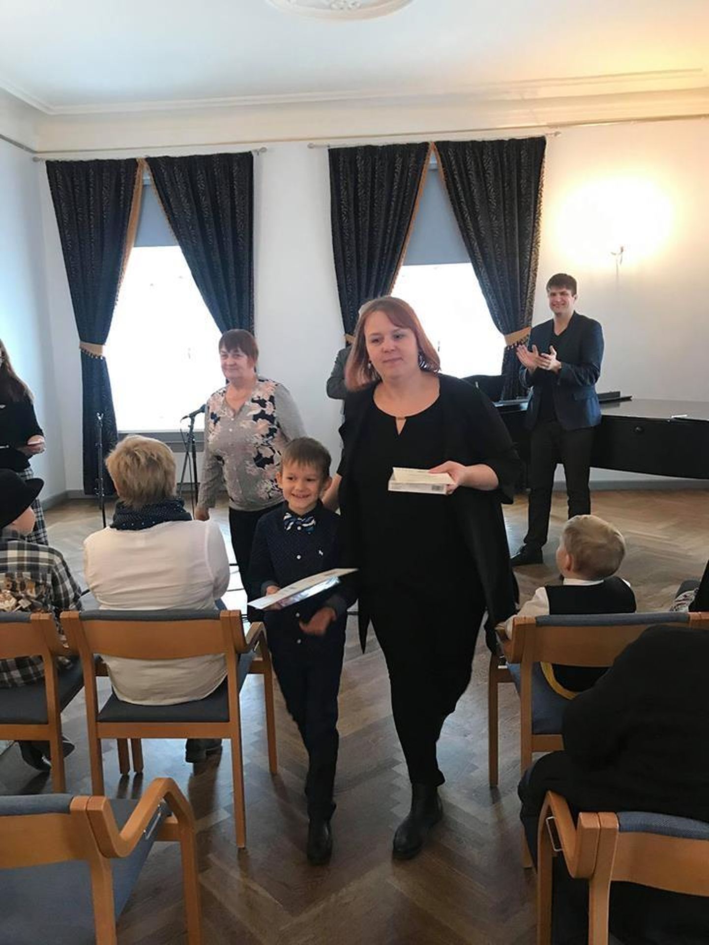 Rõõm õnnestumisest: 7–9-aastaste koolipoiste kategoorias võidu pälvinud Revor Mägi koos õpetaja Elene Altmäega.