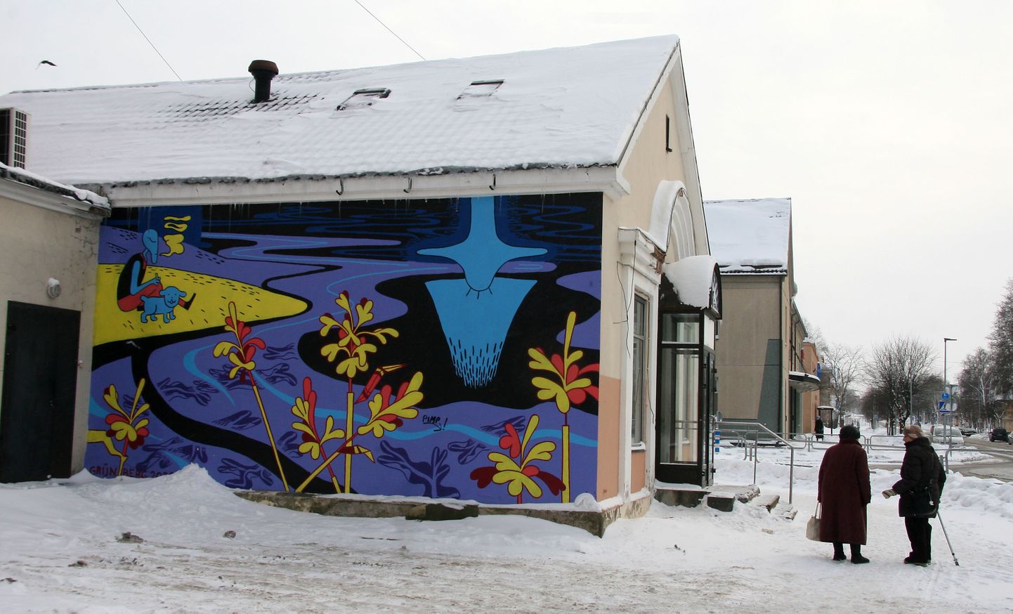 Kohtla-Järvel Kalevi 16 paikneva kaupluse sein köidab pilku juba kaugelt. Selle on kaunistanud kunstnik Liisi Grünberg.
