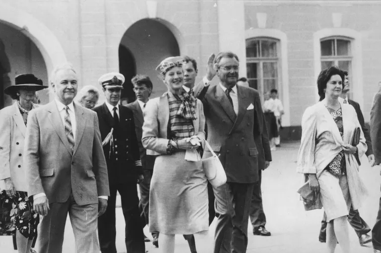 Kuninganna Margrethe II külastas koos abikaasa prints Henrikuga esimest korda Eestit 1992. aasta juulis. Toompea lossis võttis kuningliku paari vastu toona Eesti Vabariigi Ülemnõukogu esimeheks olnud Arnold Rüütel koos abikaasa Ingrid Rüütliga.