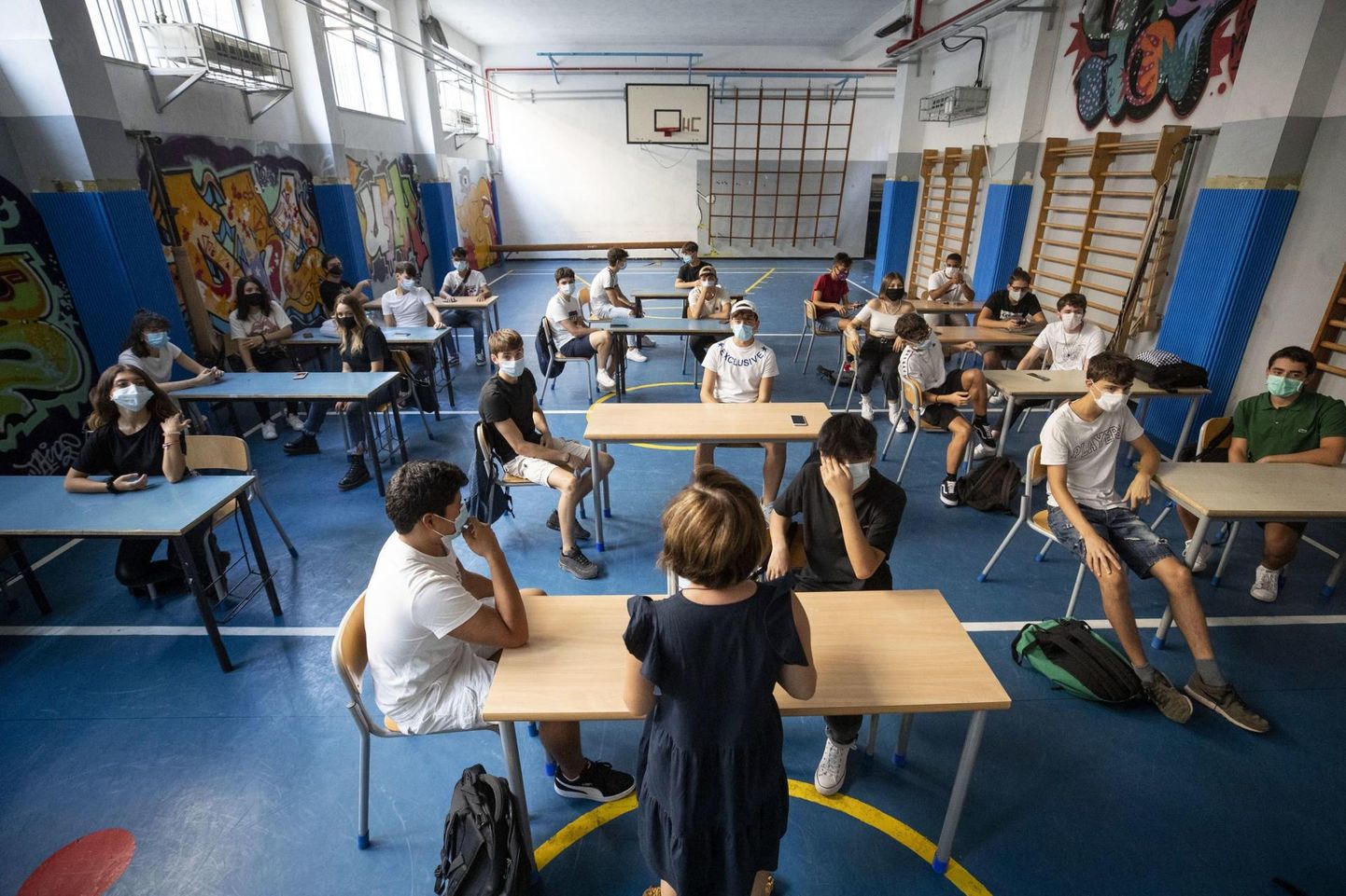 Rooma Isacco Newtoni keskkooli õpilased peavad alustama õppetööd võimlas.   FOTO: Massimo Percossi / EPA / Scanpix