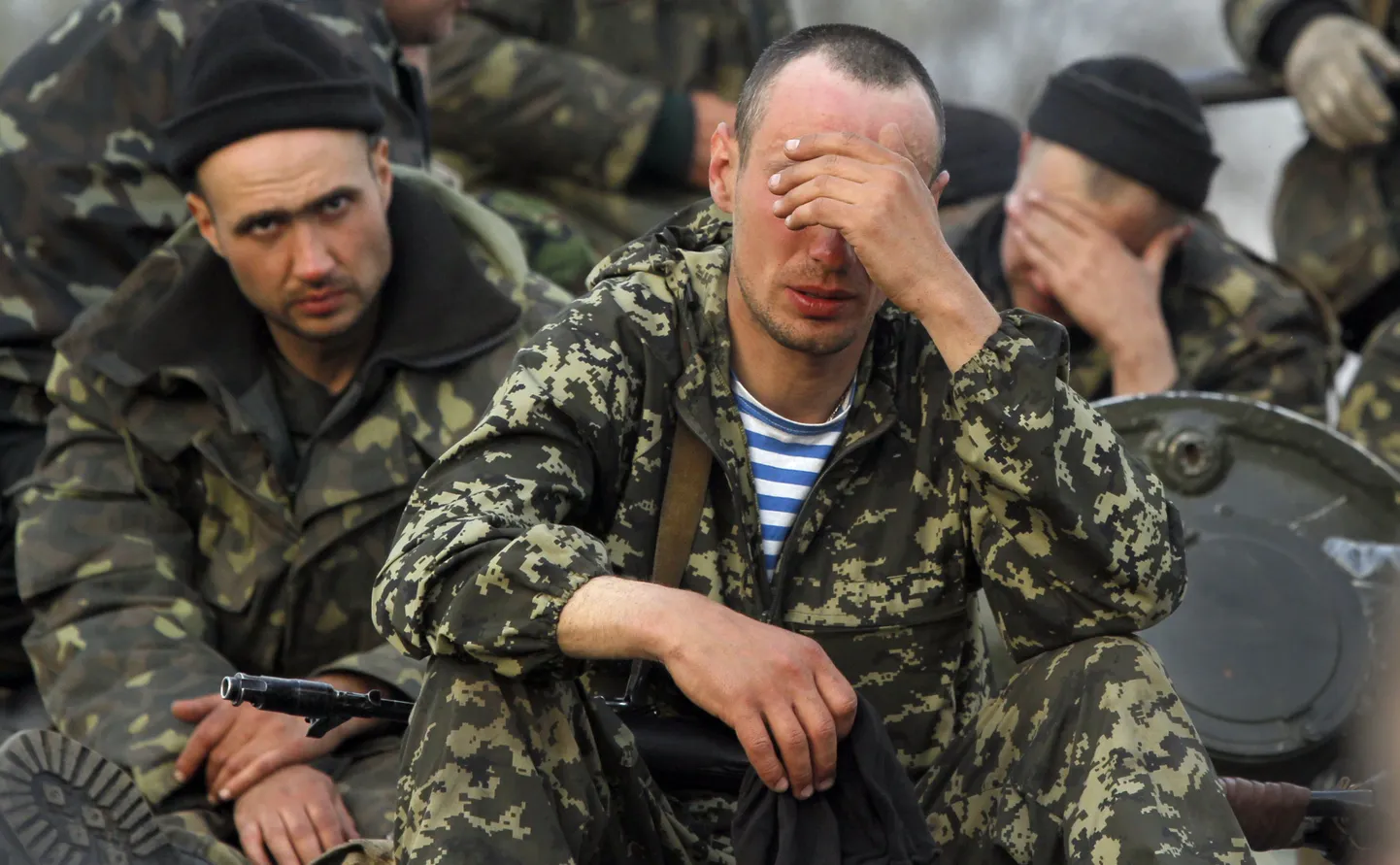 Ukraina siseväelased eile Kramatorskis, kui kohalikud elanikud soomukikolonni liikumistee blokeerisid.