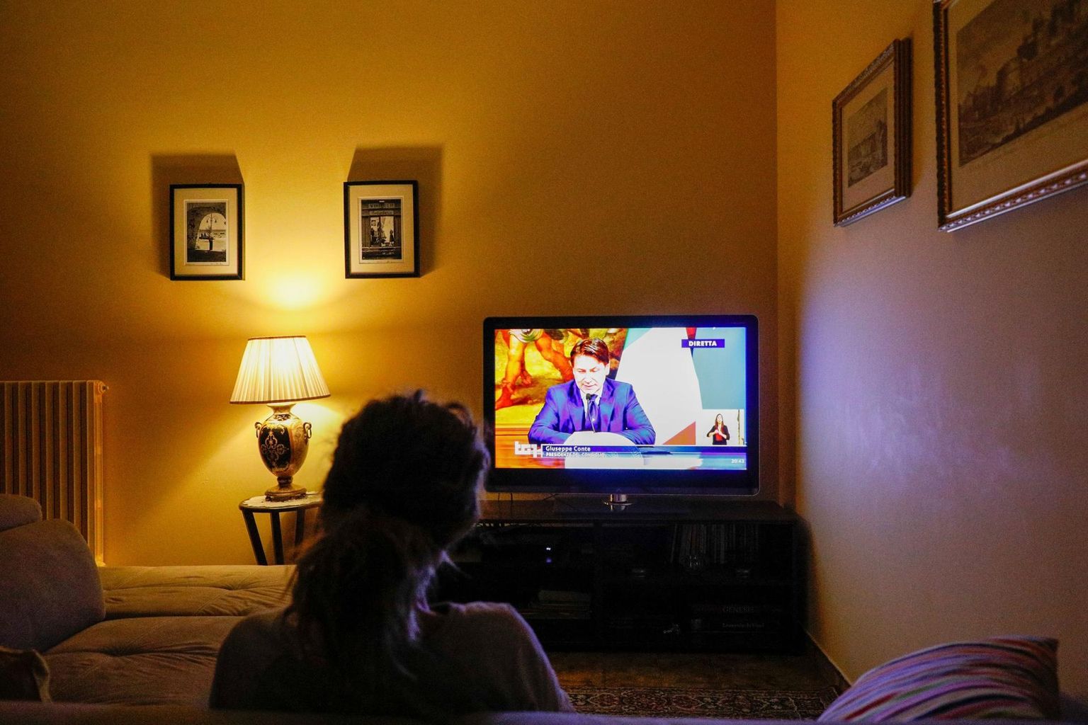 Itaalia peaminister Giuseppe Conte suutis tervishoiukriisi ajal naelutada inimesed telerite ette oma kõnesid kuulama. Nüüd, mil horisondil terendab majanduskriis, tuleb tal senise populaarsuse säilitamiseks telepöördumistes antud lubadused ellu viia.