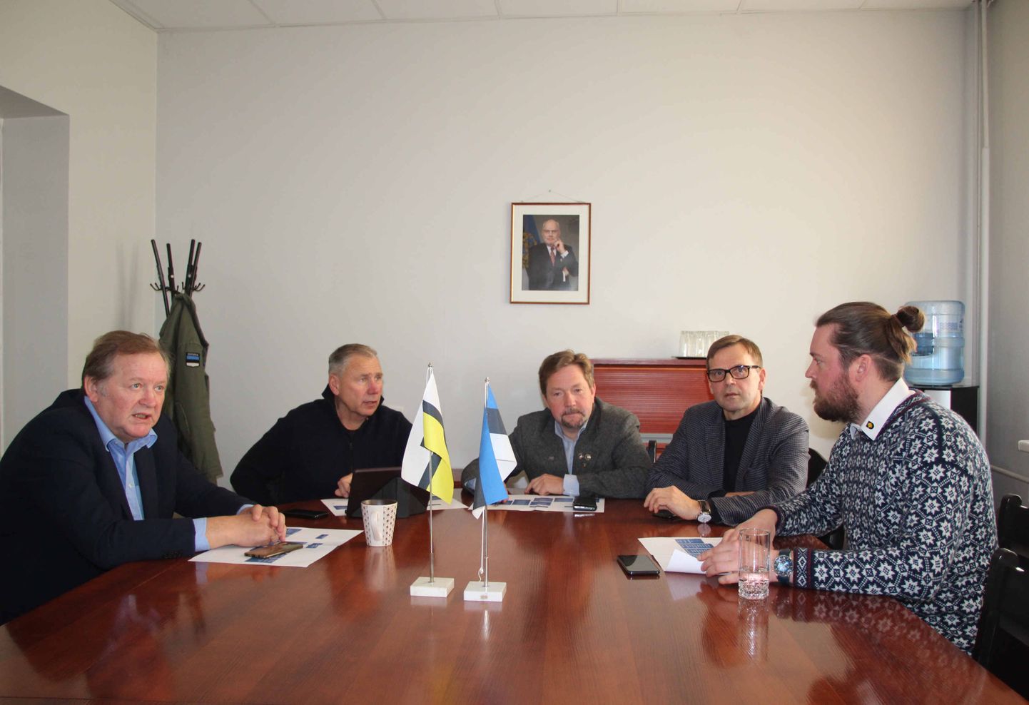 Valimisliidu Ühinenud Kogukonnad delegatsioon läbirääkimistel partneritega. Vasakult Rein Pullerits, Raivo Kalda, Jaanus Barkala, Aivar Nigol ja Jorma Riivald.