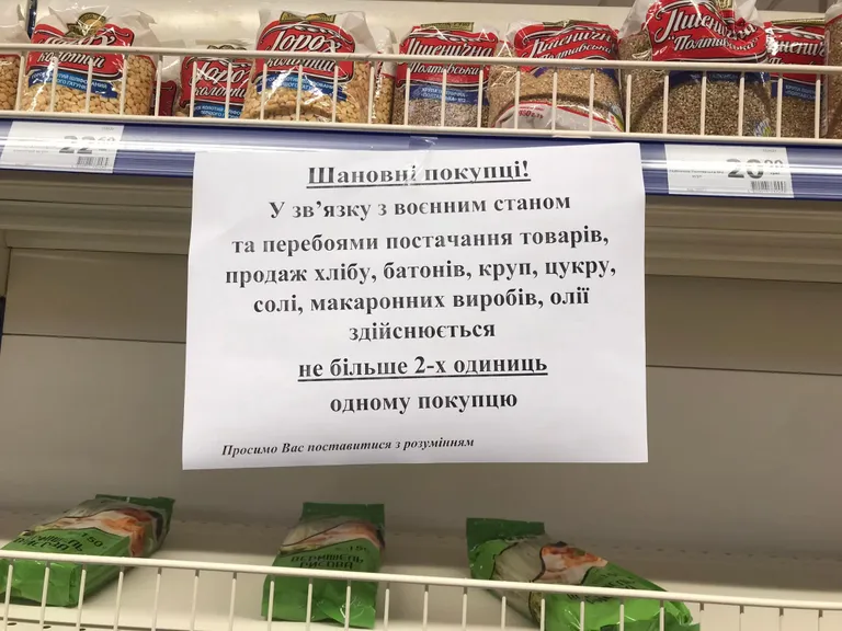 Seoses sõjaolukorraga võib ostja võtta leiba, saia, suhkrut, soola, makaronitooteid ja muid produkte mitte rohkem kui kaks ühikut või pakki korraga.