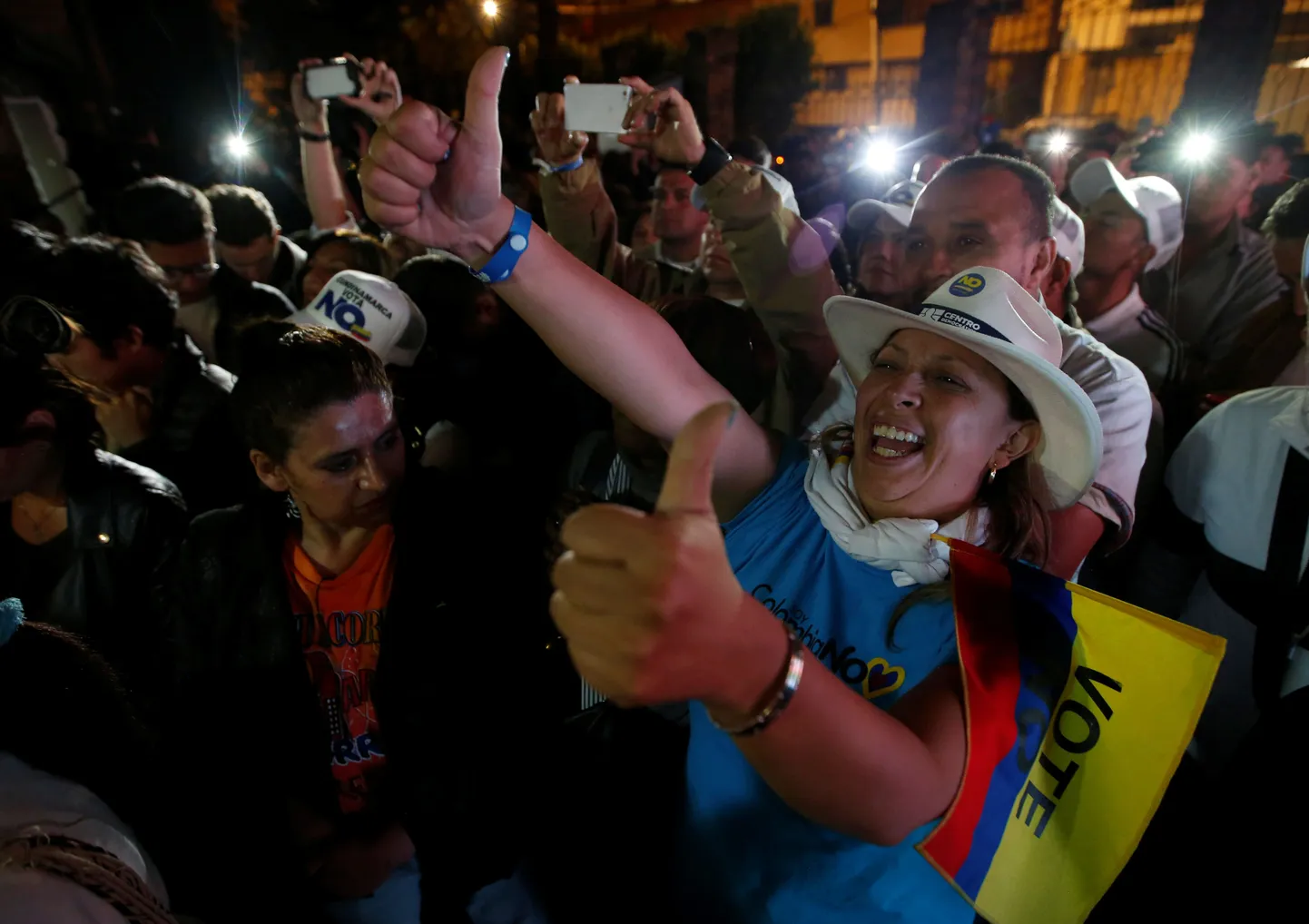 Жители Колумбии радуются результатам референдума.