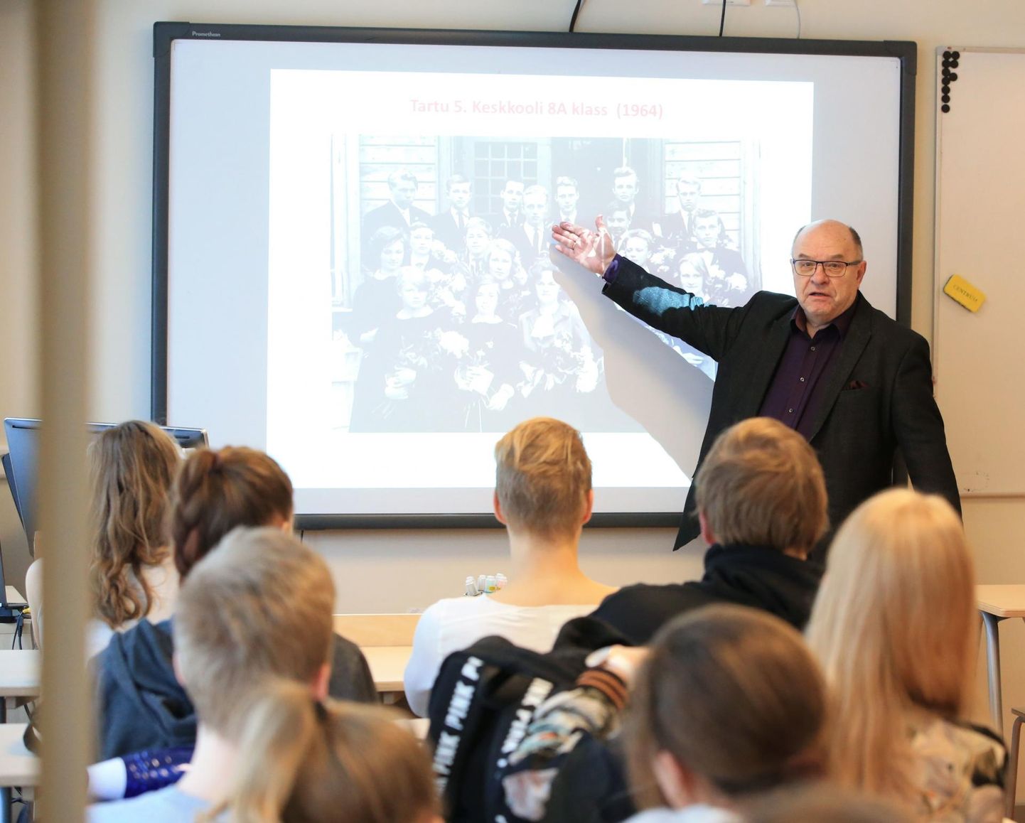 Akadeemik Raivo Uibo Tartu Tamme gümnaasiumis õpilastele oma valdkonda tutvustamas.