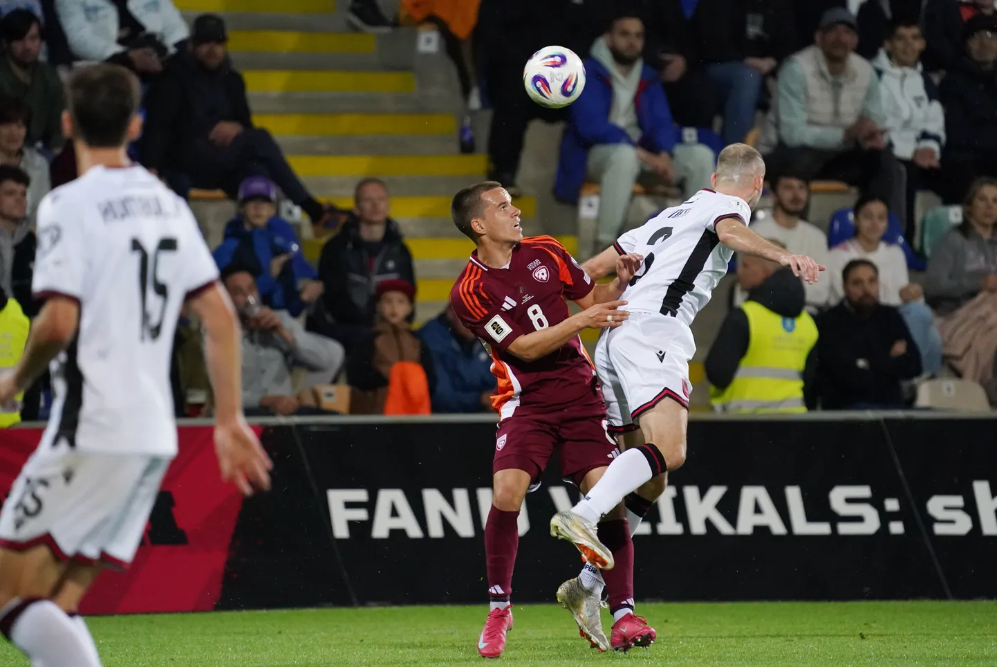 Latvijas vīriešu futbola izlases spēlētājs Renārs Varslavāns (nr.8, sarkanā tērpā) 2026. gada FIFA pasaules kausa kvalifikācijas spēlē futbolā vīriešiem starp Latvijas un Albānijas izlasēm "Skonto" stadionā.