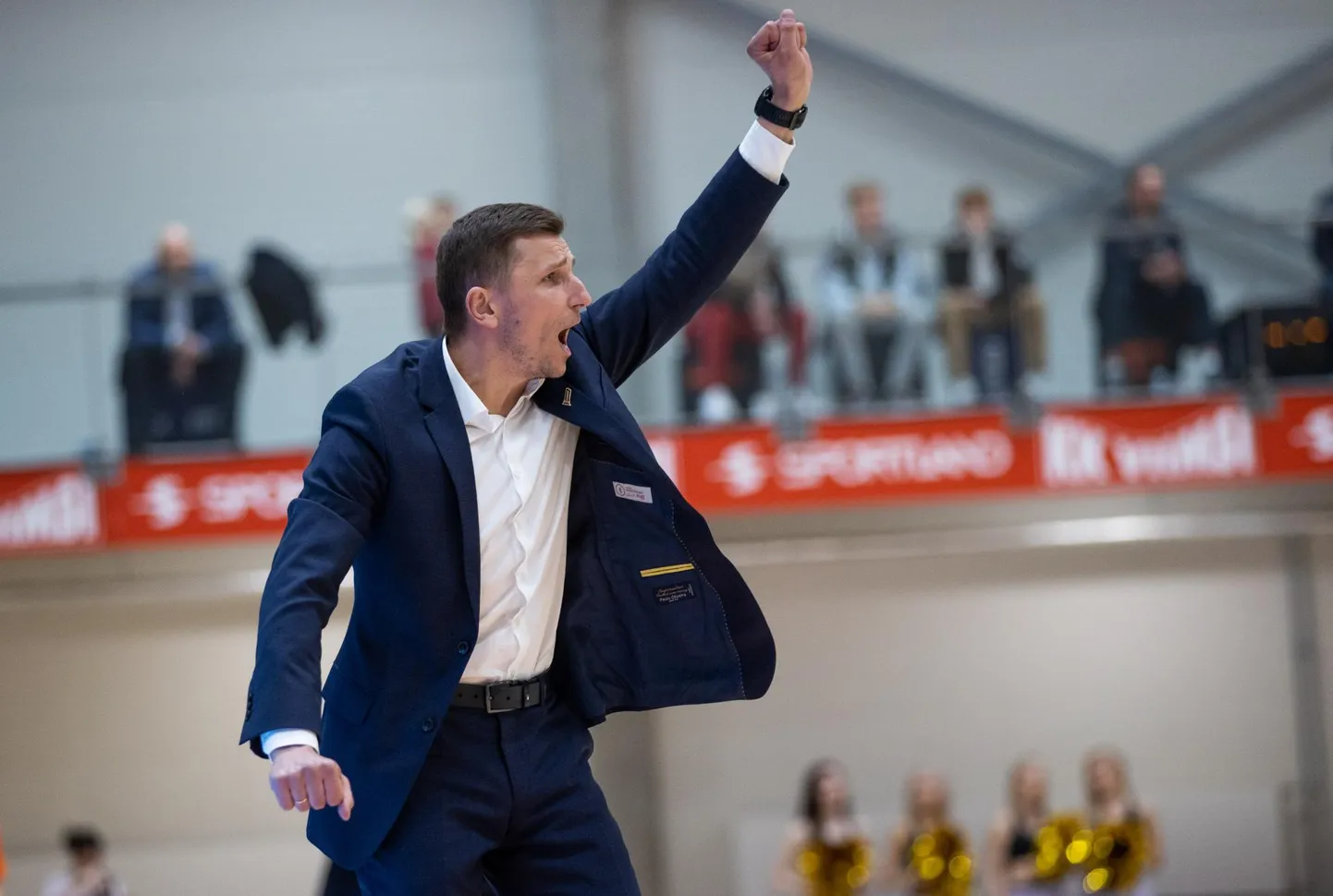 Kui korvpalliplatsi kõrval on Tartu korvpallurite peatreener Nikolajs Mazurs sageli väga emotsionaalne, siis väljaspool tööd on tegu rahuliku loomuga mehega, kes peab Tartut väga heaks linnaks.