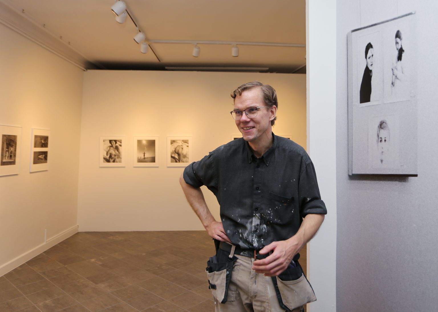 Indrek Grigor tegi näituse ülespanekul pausi, et rääkida kunagistest kõmulistest fotoväljapanekutest.