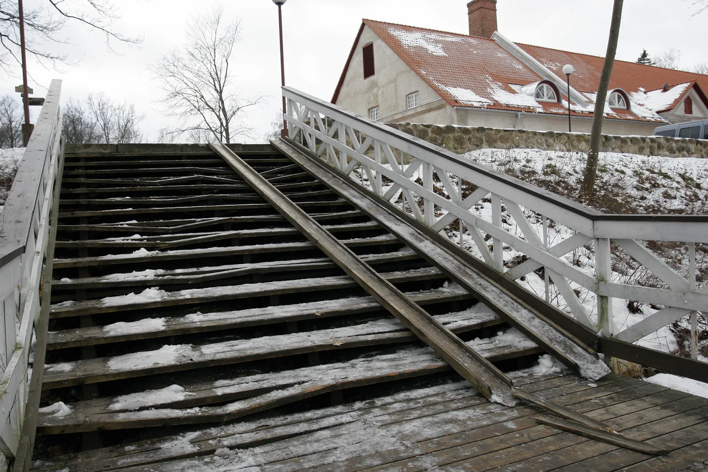 Lõhutud Varese silla trepp