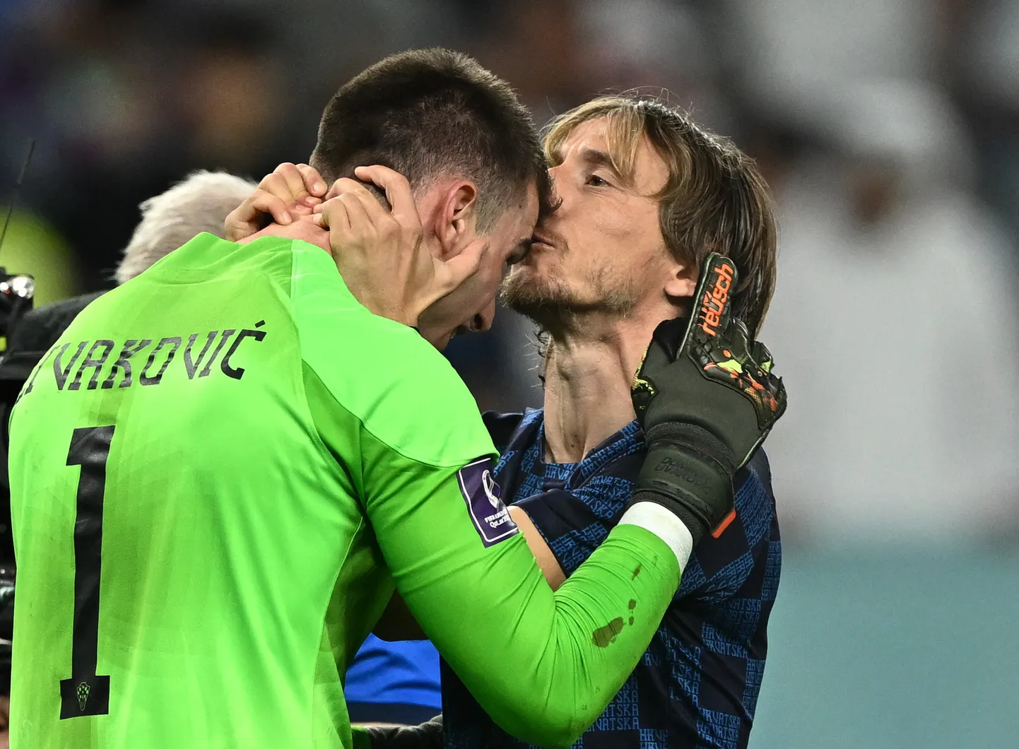Horvaatia kangelaseks tõusis väravavaht Dominik Livakovic. Teda tänab kapten Luka Modric, kes vaatas penaltiseeriat pingilt.