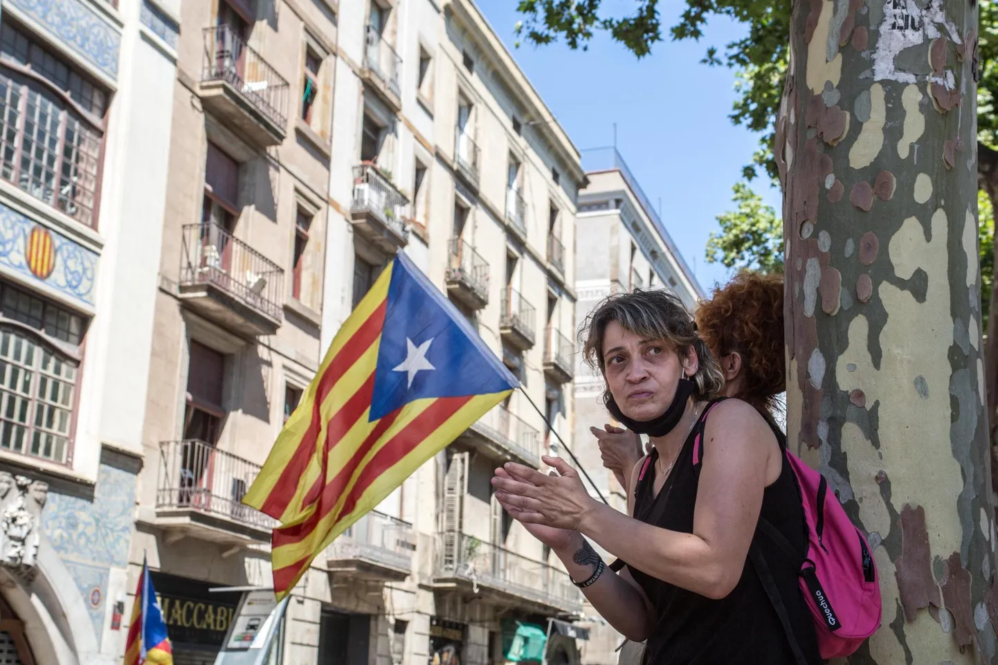 Kataloonia lipuga naine eile Barcelonas.