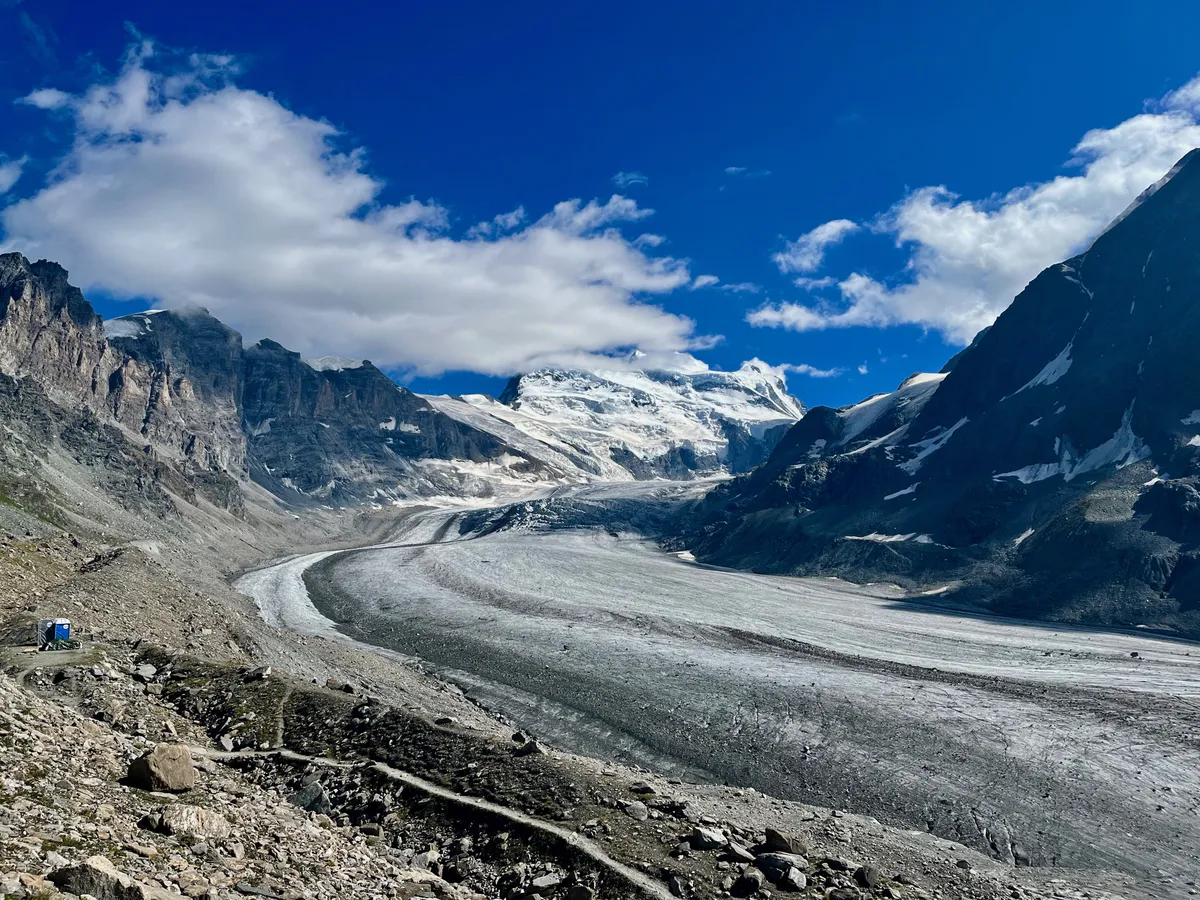 Grand Combin laotub uhke vahukooretordina üle ümbritsevate hiiglaslike liustike.