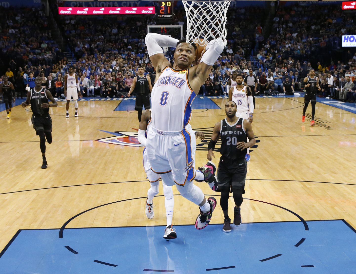 Oklahoma City Thunderi mängujuht Russel Westbrook pealt panemas.