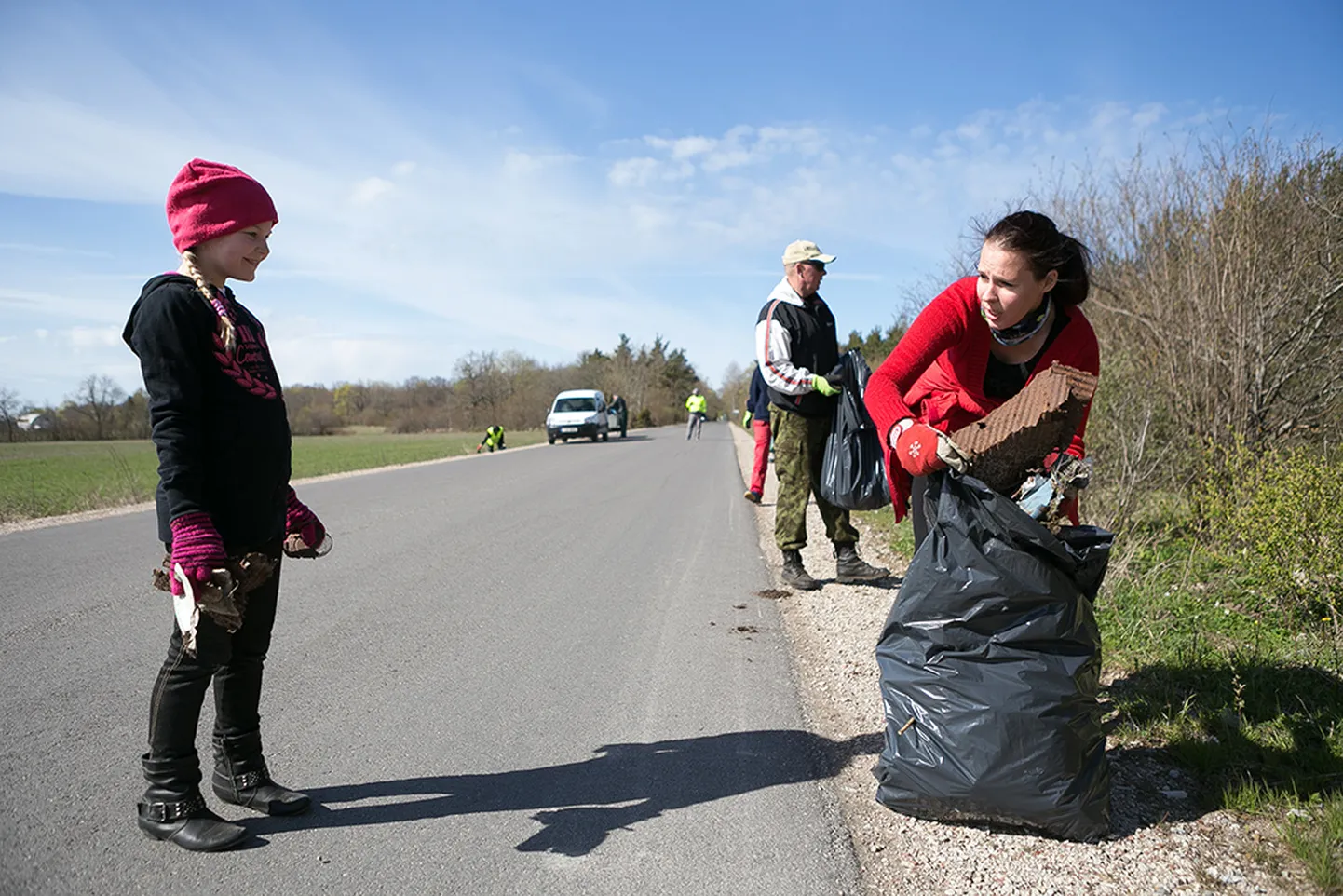 PRÜGIMURESID JÄTKUB: Fotomeenutus kevadisest talgust Pähklimetsa teel. Teeäärte koristamisega on ametis valla haridus- ja noorsootöö spetsialist Ilme Õunapuu koos tütar Irisega, tagaplaanil Riigikogu liige Kalle Laanet. Foto: Sander Ilvest
